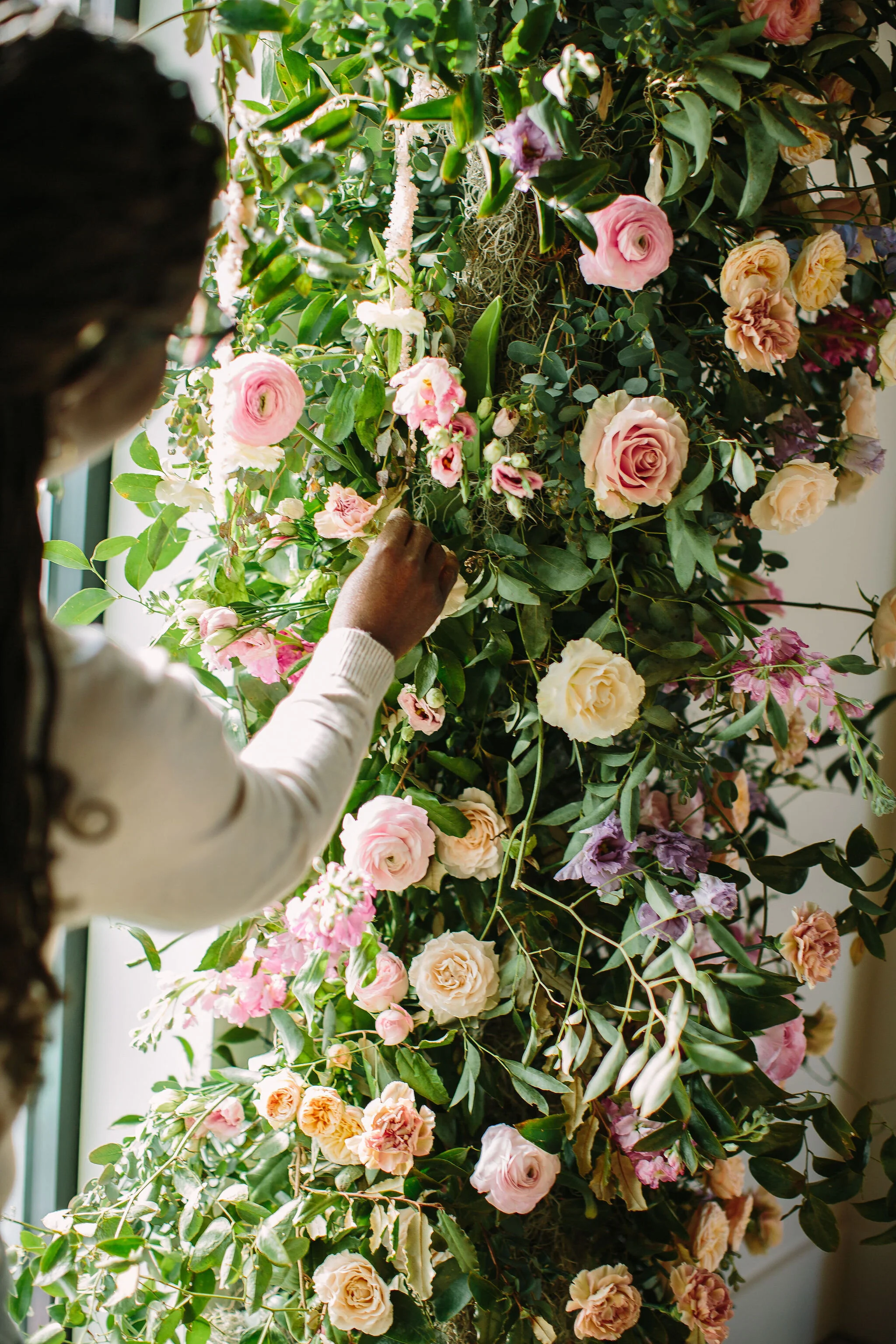 An intimate installation intensive at The Saint Elle in Nashville. Students learned how to create and build 3 different kinds of installations. This climbing window install is filled with flowers in pastel hues including petal heavy roses, lavender …