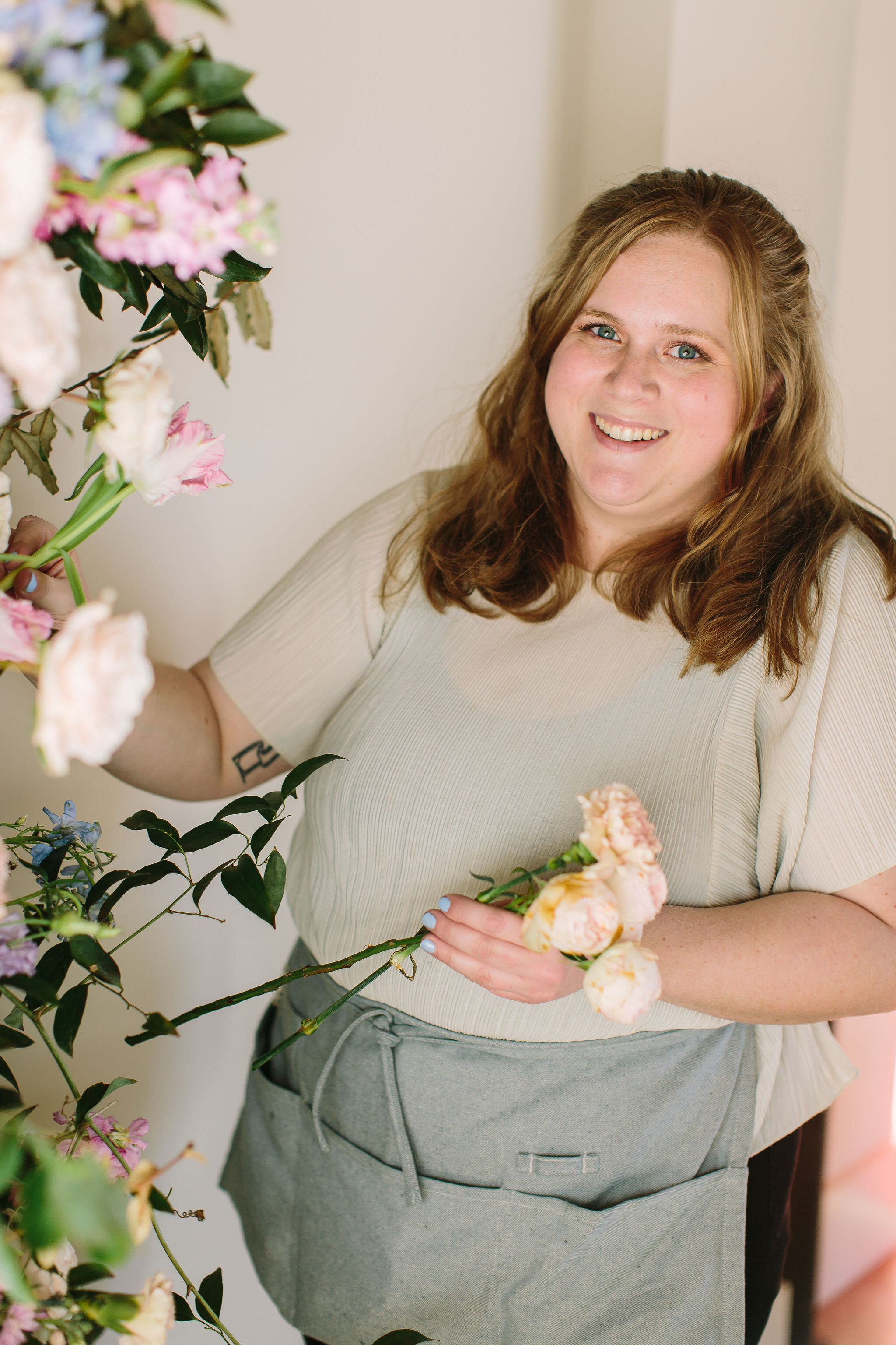 An intimate installation intensive at The Saint Elle in Nashville. Students learned how to create and build 3 different kinds of installations. This climbing window install is filled with flowers in pastel hues including petal heavy roses, lavender …