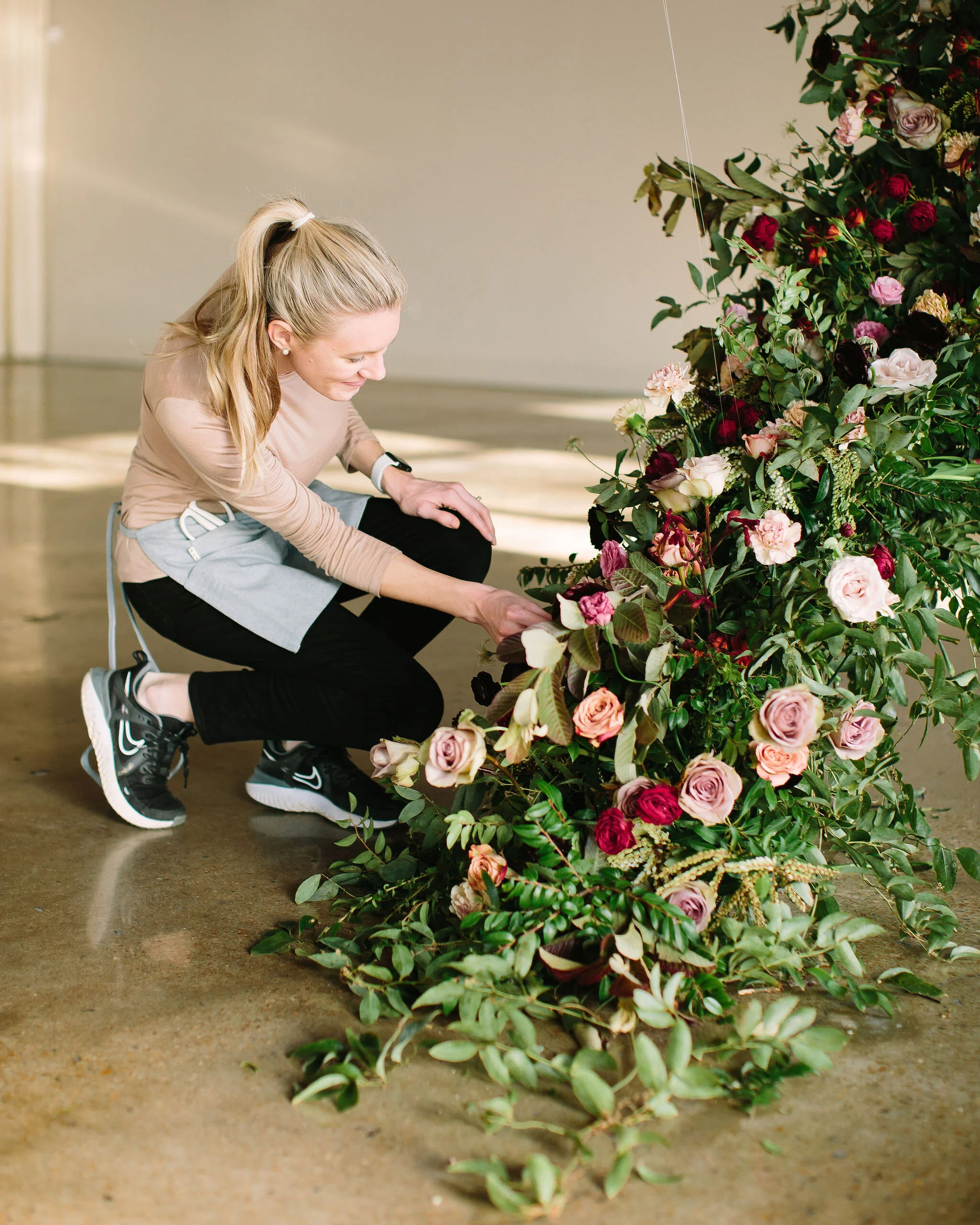 An intimate installation intensive at The Saint Elle in Nashville. Students learned how to create and build 3 different kinds of installations. This spiraling install is filled with rust, plum, and terracotta flowers including toffee and lavender ro…