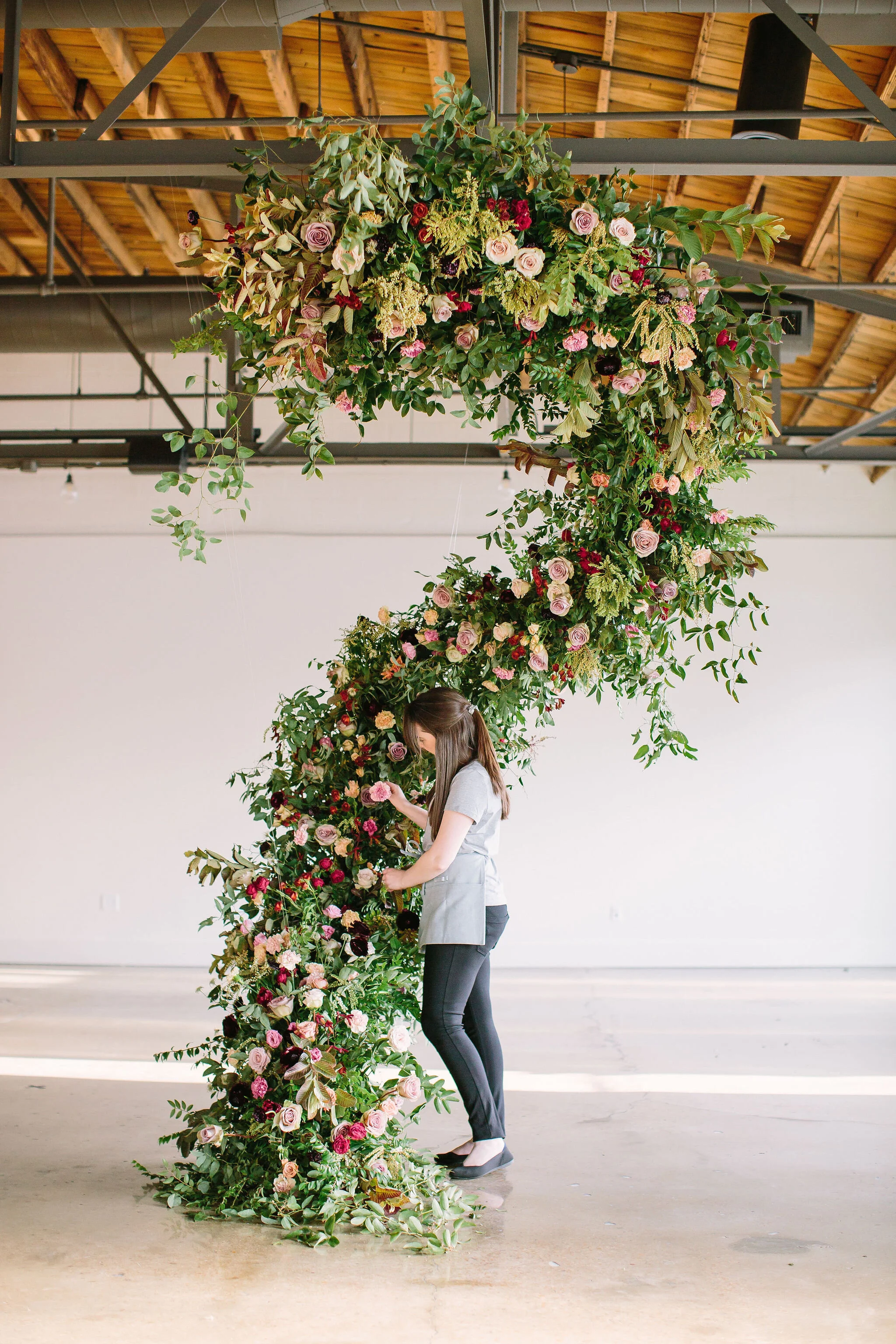 An intimate installation intensive at The Saint Elle in Nashville. Students learned how to create and build 3 different kinds of installations. This spiraling install is filled with rust, plum, and terracotta flowers including toffee and lavender ro…