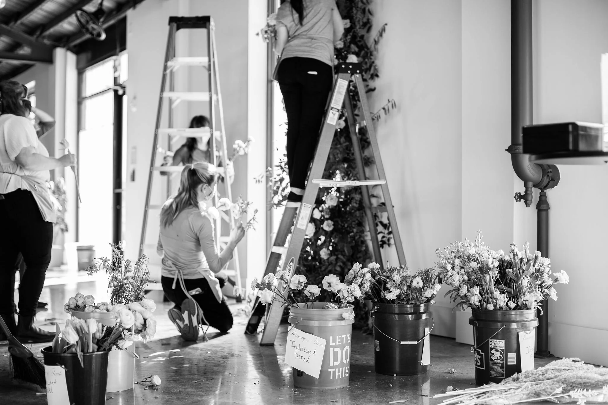 An intimate installation intensive at The Saint Elle in Nashville. Students learned how to create and build 3 different kinds of installations over the course of the day. Hosted and designed by floral designer Rosemary & Finch.