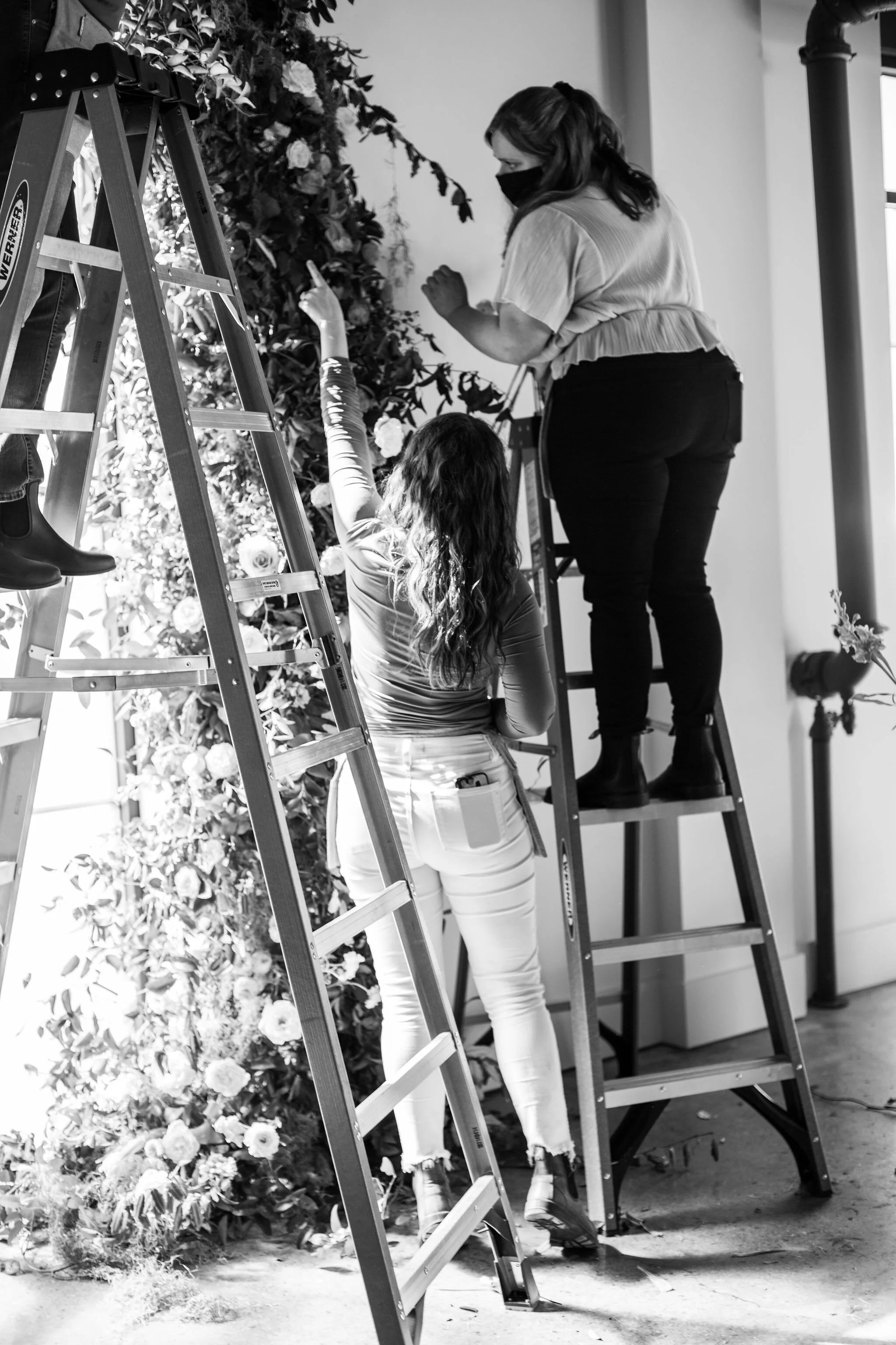 An intimate installation intensive at The Saint Elle in Nashville. Students learned how to create and build 3 different kinds of installations. This climbing window install is filled with flowers in pastel hues including petal heavy roses, lavender …