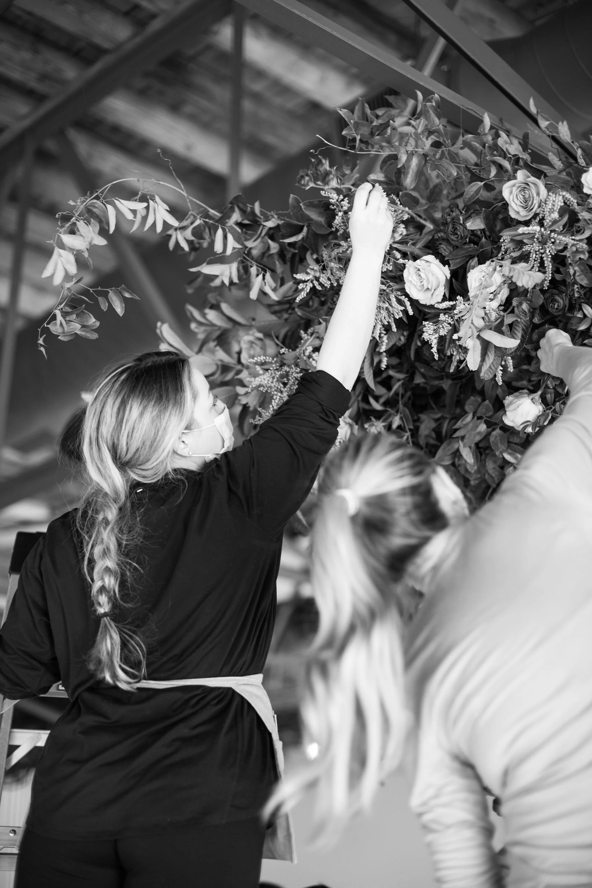 An intimate installation intensive at The Saint Elle in Nashville. Students learned how to create and build 3 different kinds of installations. This spiraling install is filled with rust, plum, and terracotta flowers including toffee and lavender ro…