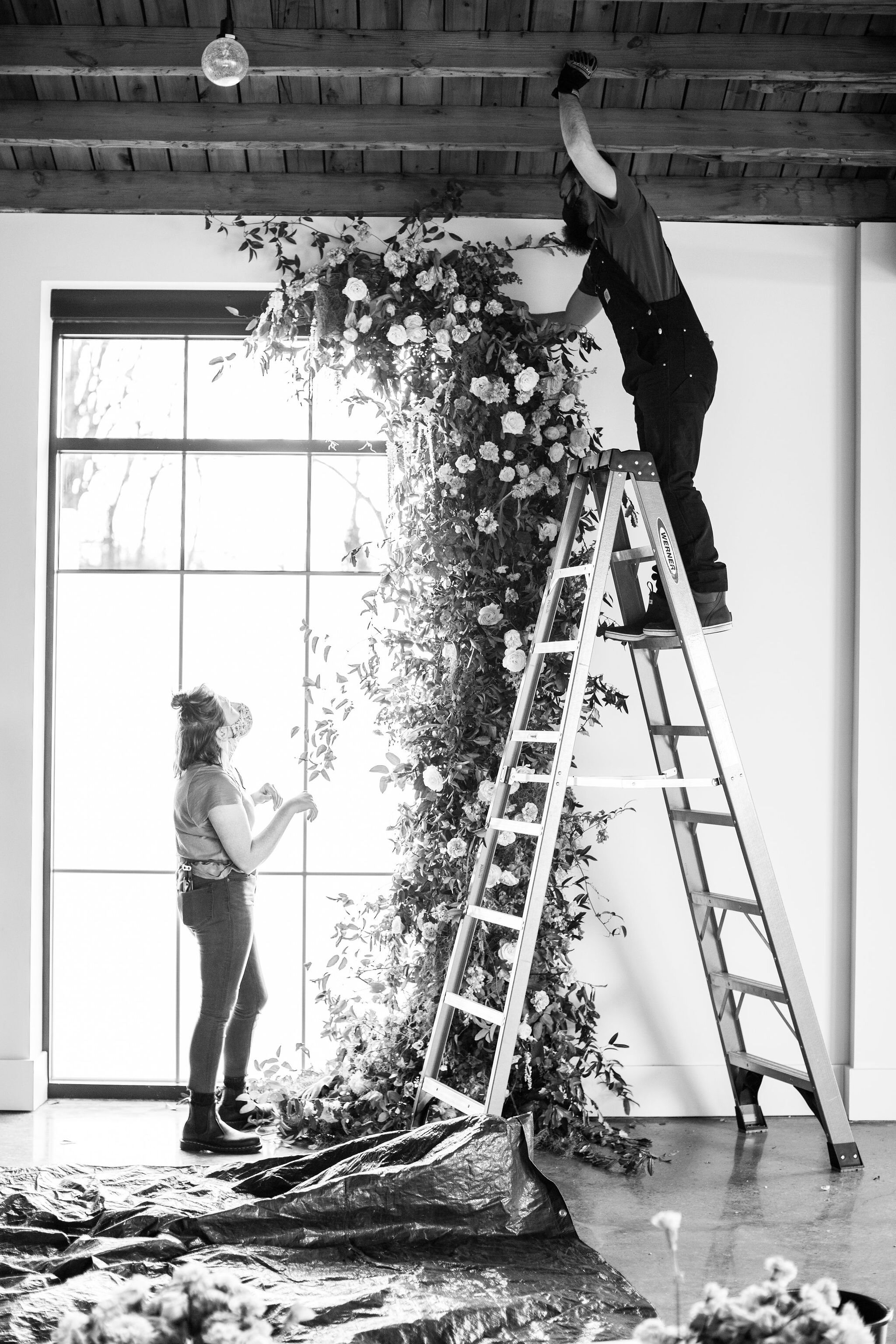An intimate installation intensive at The Saint Elle in Nashville. Students learned how to create and build 3 different kinds of installations over the course of the day. Hosted and designed by floral designer Rosemary & Finch.