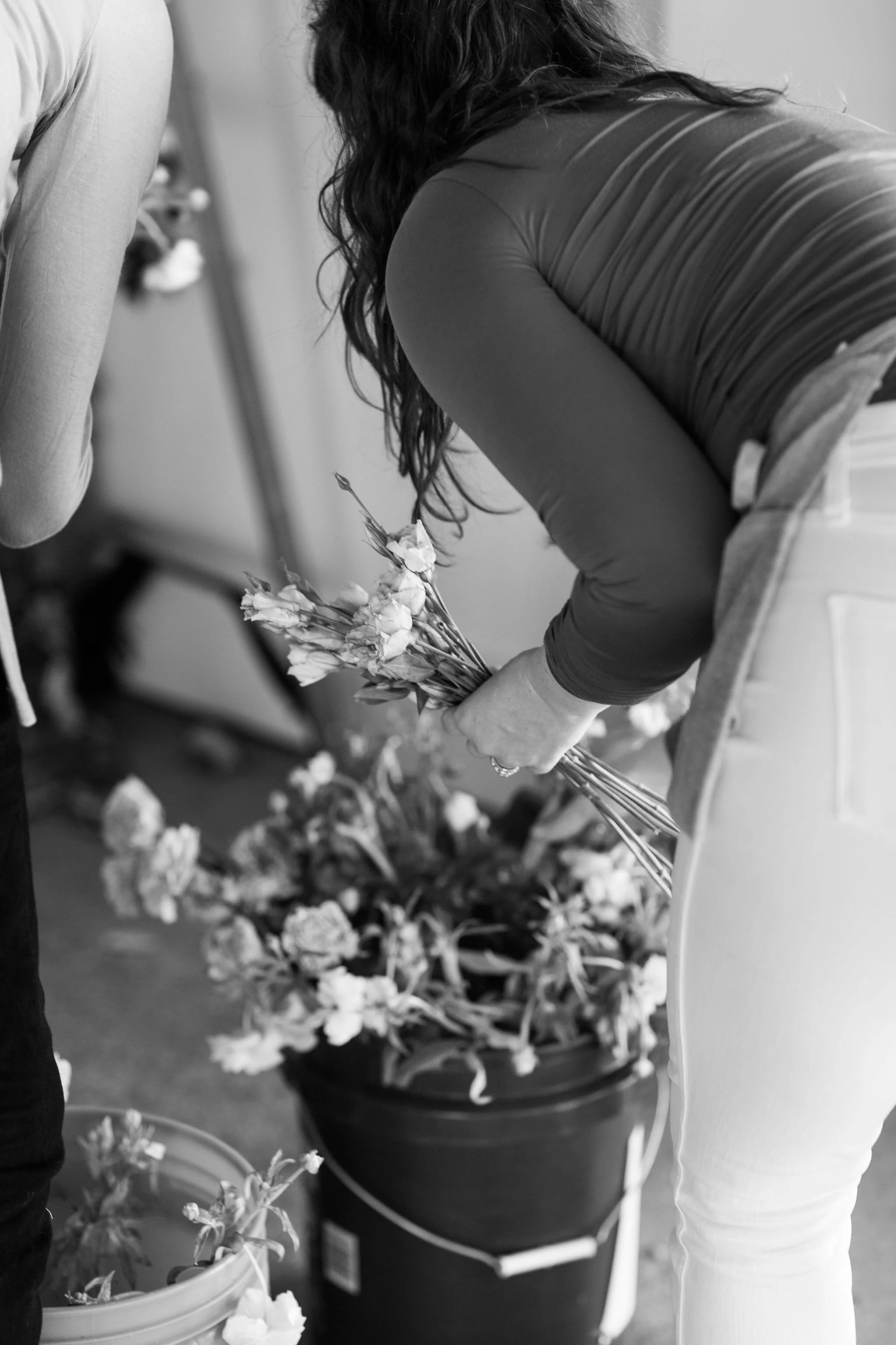 An intimate installation intensive at The Saint Elle in Nashville. Students learned how to create and build 3 different kinds of installations over the course of the day. Hosted and designed by floral designer Rosemary & Finch.