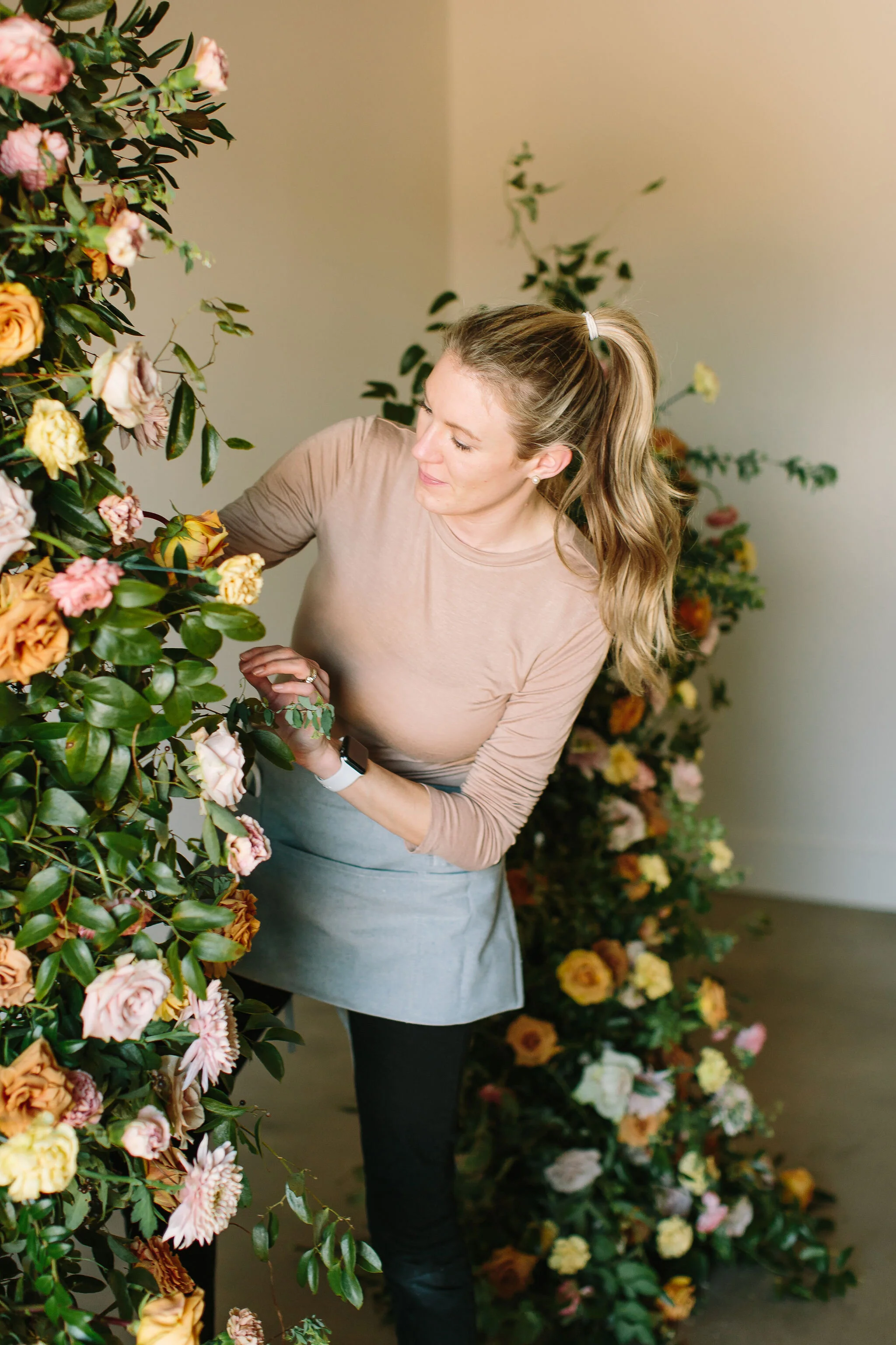 An intimate installation intensive at The Saint Elle in Nashville. Students learned how to create and build 3 different kinds of installations. This elegant broken arch is comprised of golden combo roses, pink mums, nude carnations, blush ranunculus…