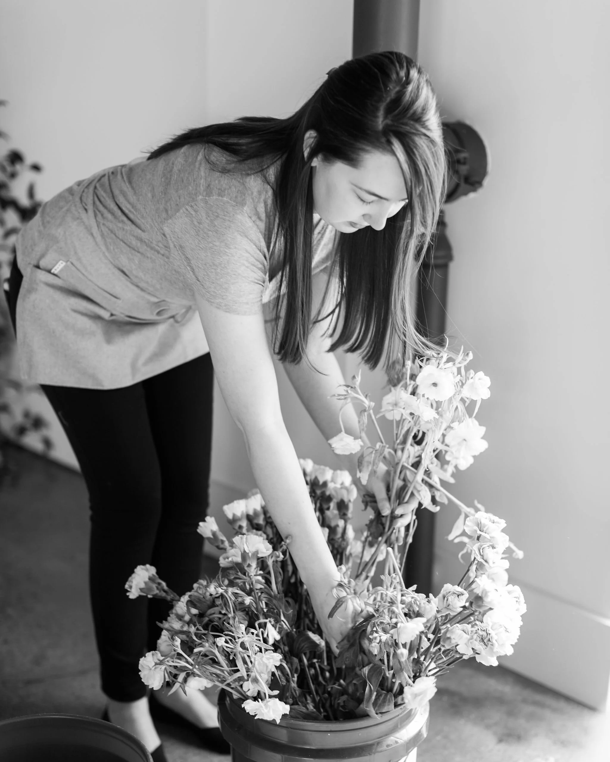 An intimate installation intensive at The Saint Elle in Nashville. Students learned how to create and build 3 different kinds of installations over the course of the day. Hosted and designed by floral designer Rosemary & Finch.