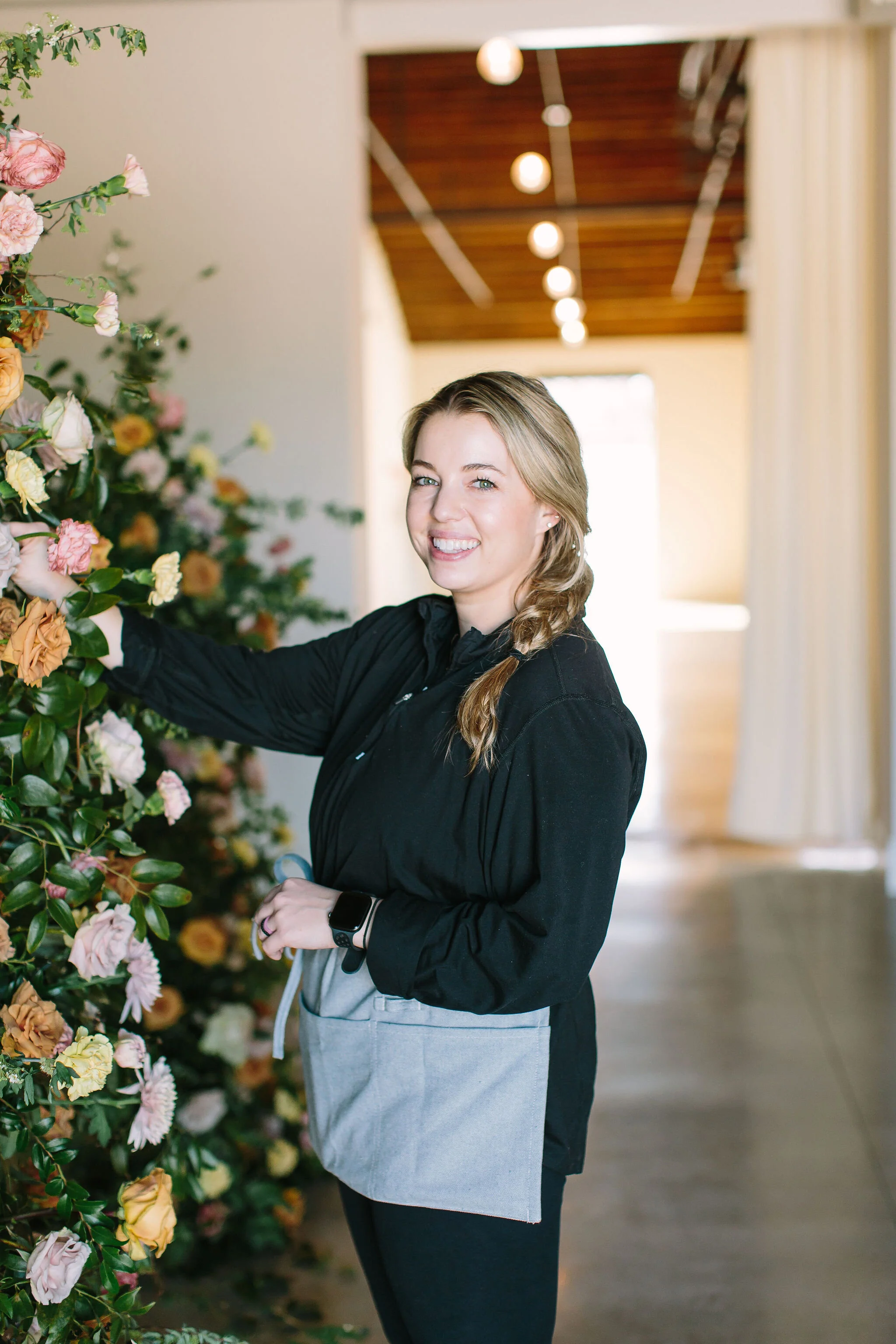 An intimate installation intensive at The Saint Elle in Nashville. Students learned how to create and build 3 different kinds of installations. This elegant broken arch is comprised of golden combo roses, pink mums, nude carnations, blush ranunculus…