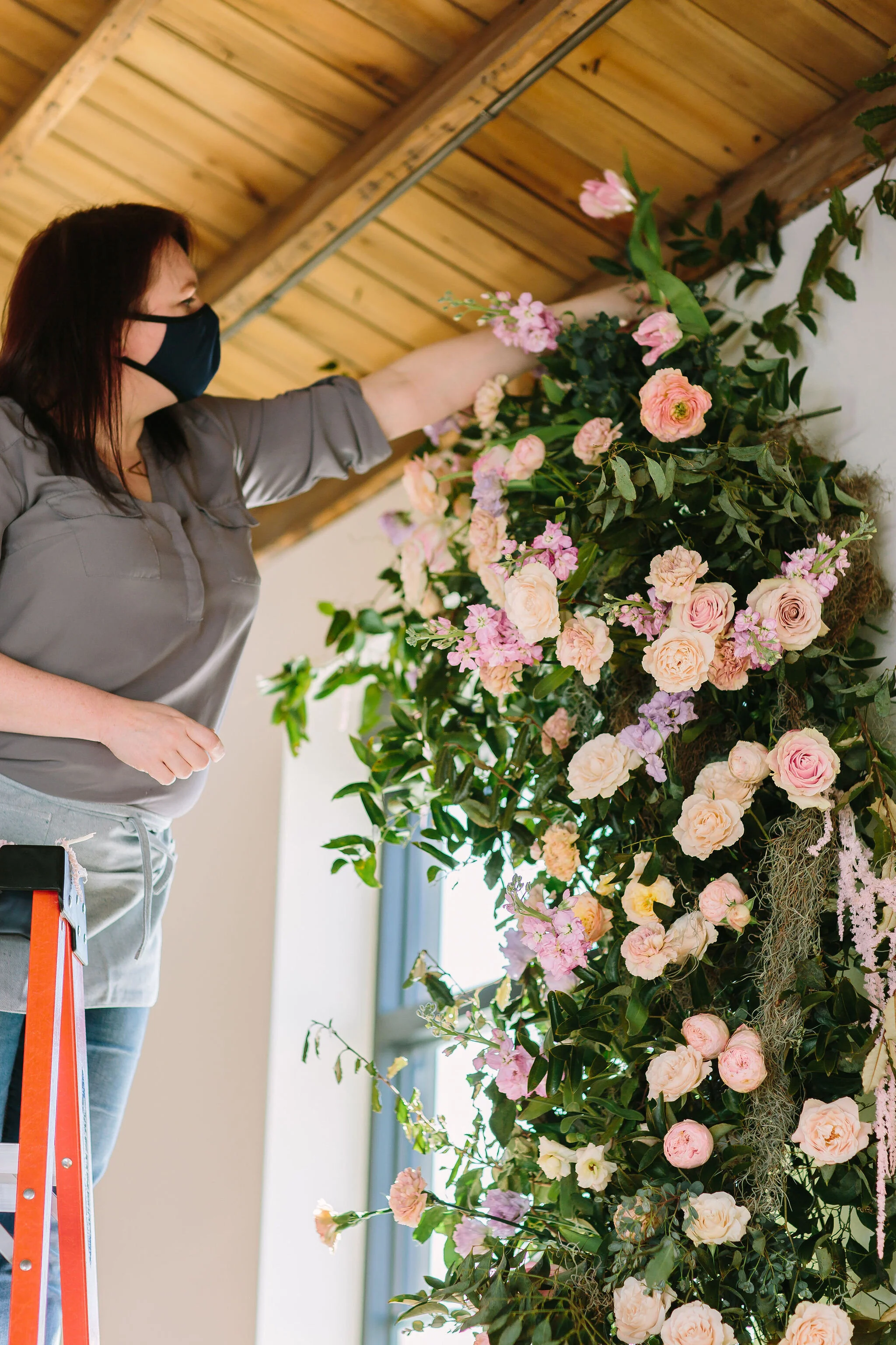 An intimate installation intensive at The Saint Elle in Nashville. Students learned how to create and build 3 different kinds of installations. This climbing window install is filled with flowers in pastel hues including petal heavy roses, lavender …