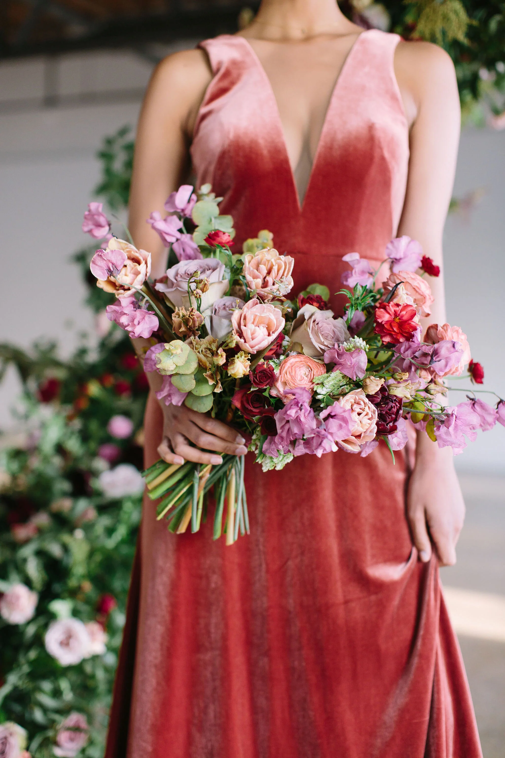An intimate installation intensive at The Saint Elle in Nashville. Students learned how to create and build 3 different kinds of installations. Featured here a colorful bouquet filled with brownie tulips, rust ranunculus, marsala spray roses, purple…