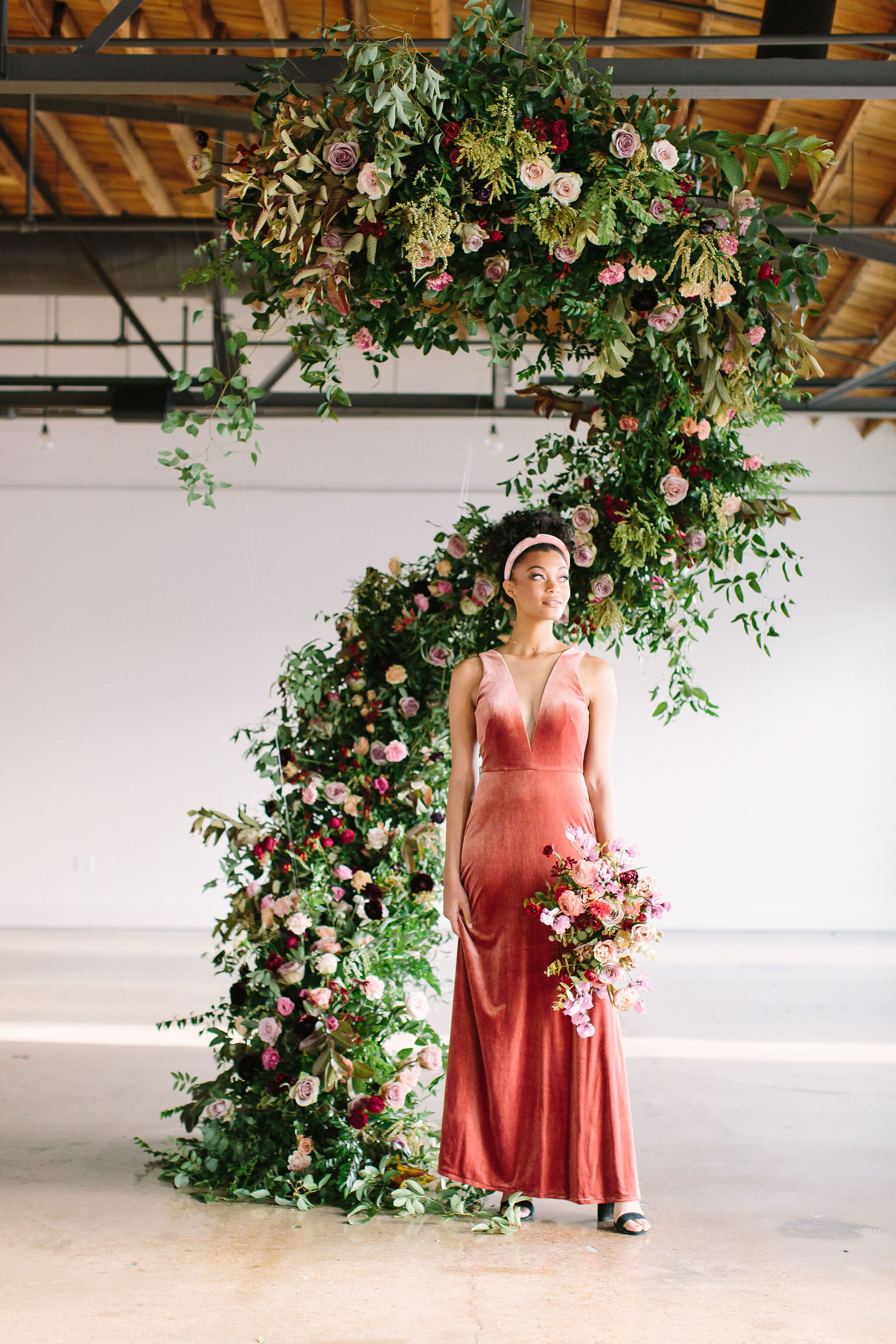 An intimate installation intensive at The Saint Elle in Nashville. Students learned how to create and build 3 different kinds of installations. This spiraling install is filled with rust, plum, and terracotta flowers including toffee and lavender ro…