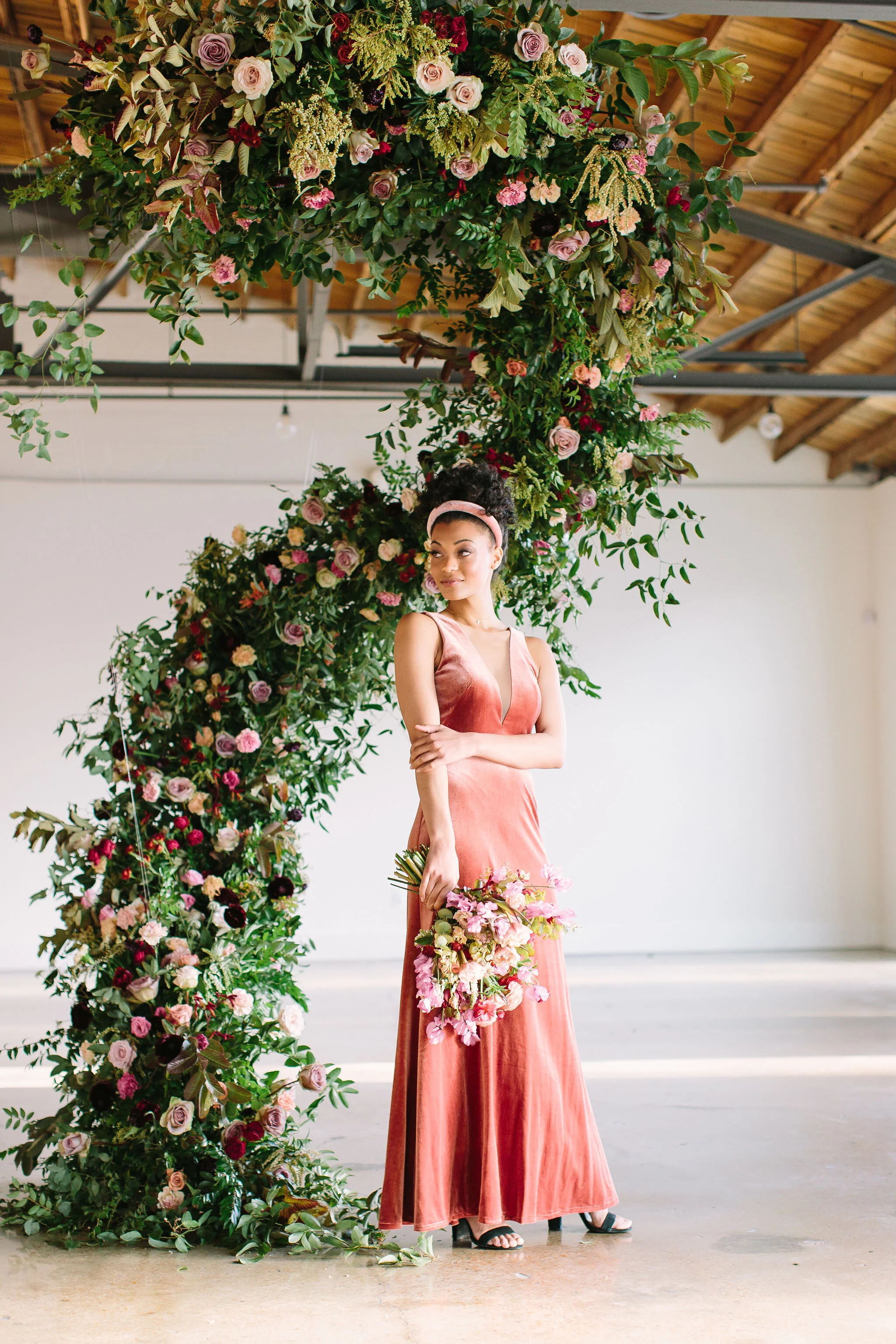 An intimate installation intensive at The Saint Elle in Nashville. Students learned how to create and build 3 different kinds of installations. This spiraling install is filled with rust, plum, and terracotta flowers including toffee and lavender ro…