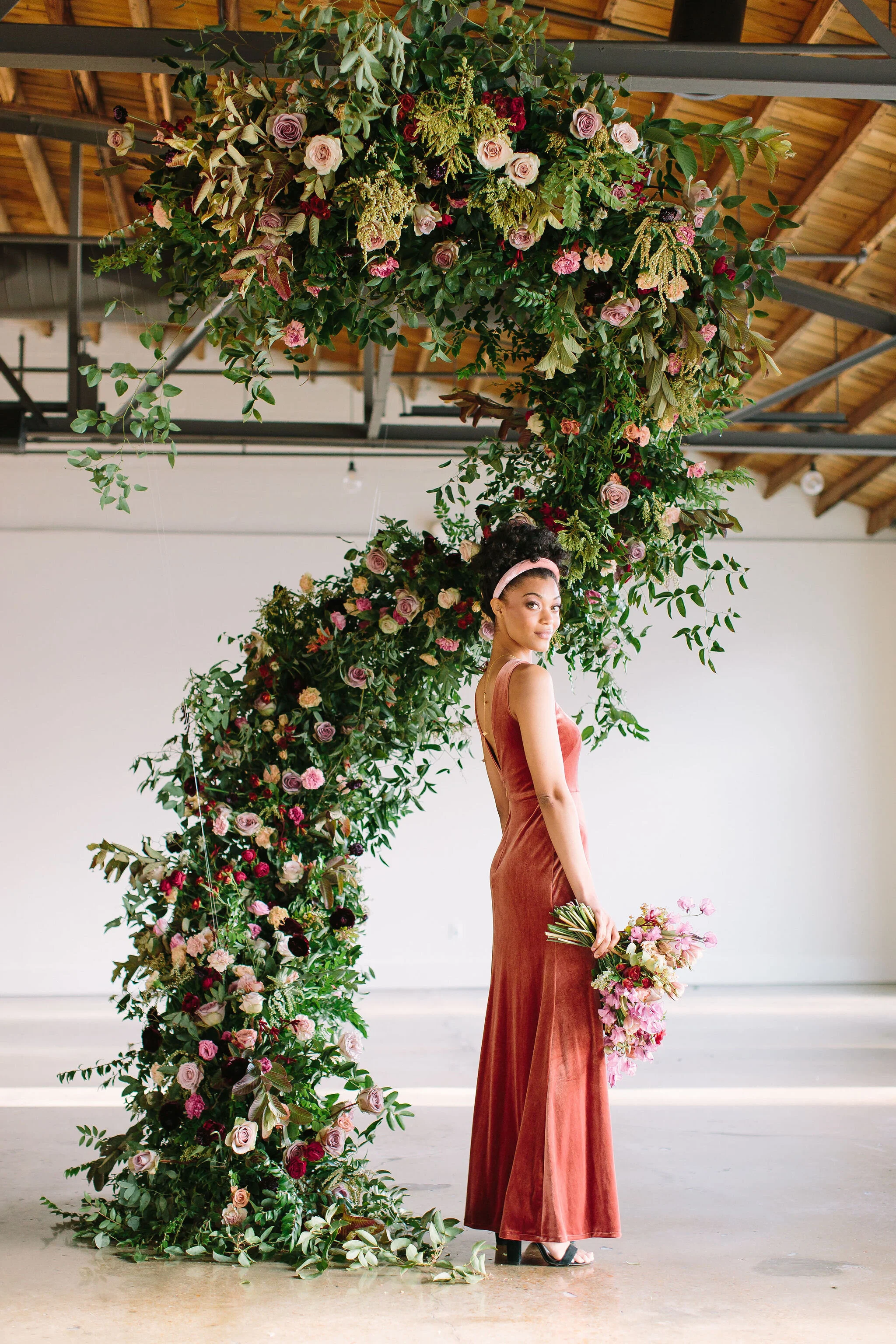 An intimate installation intensive at The Saint Elle in Nashville. Students learned how to create and build 3 different kinds of installations. This spiraling install is filled with rust, plum, and terracotta flowers including toffee and lavender ro…