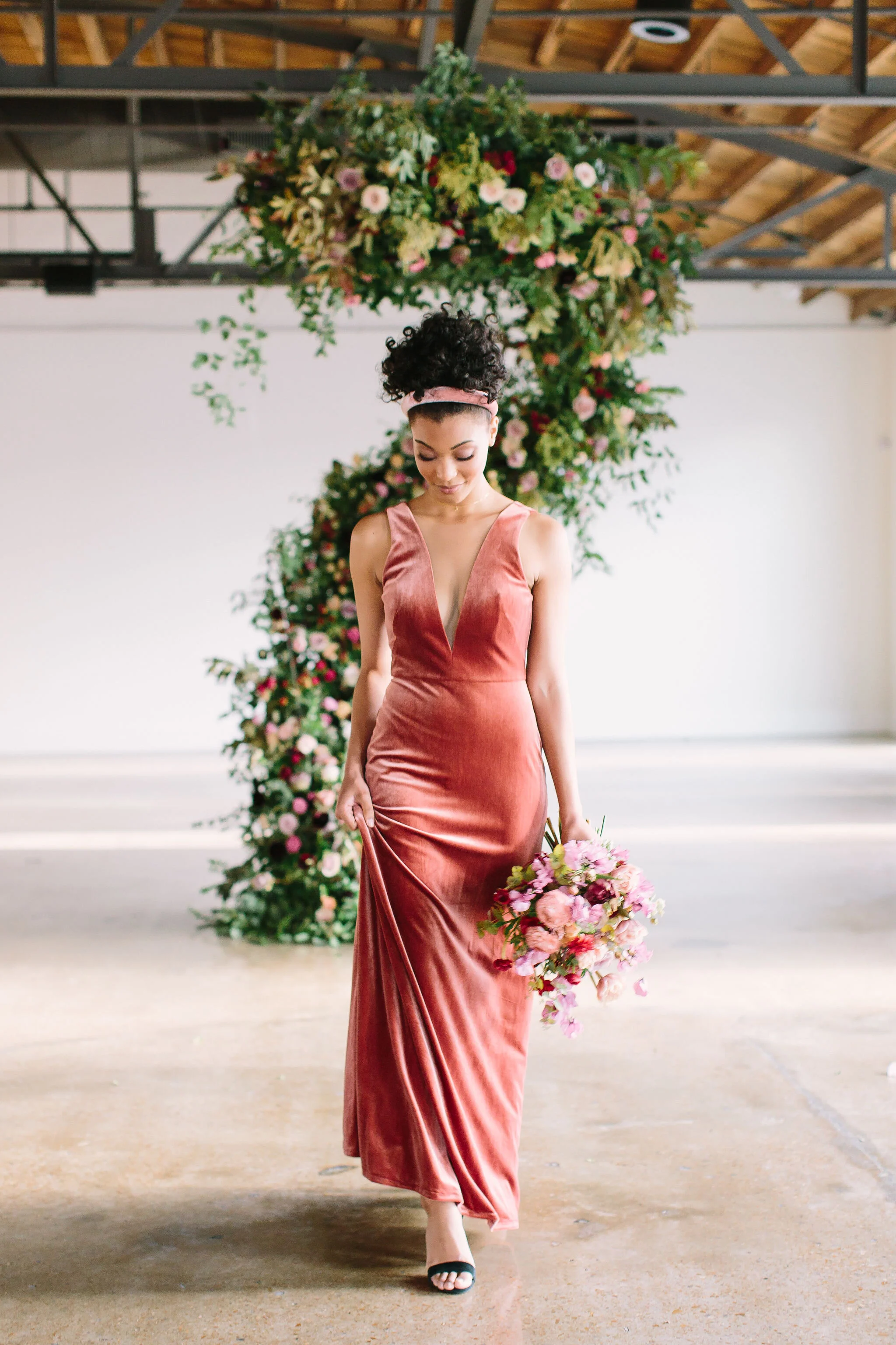 An intimate installation intensive at The Saint Elle in Nashville. Students learned how to create and build 3 different kinds of installations. Featured here a colorful bouquet filled with brownie tulips, rust ranunculus, marsala spray roses, purple…