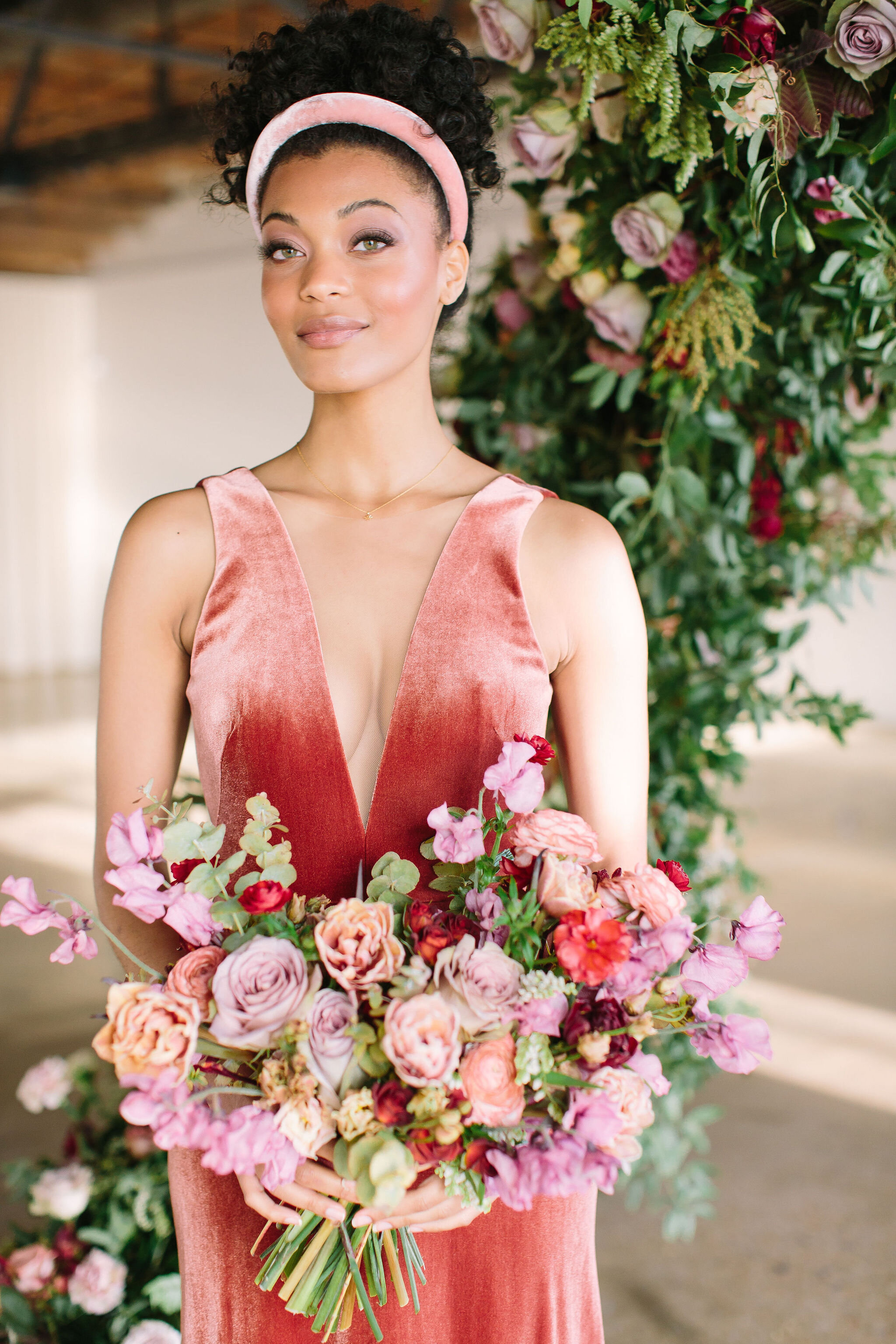 An intimate installation intensive at The Saint Elle in Nashville. Students learned how to create and build 3 different kinds of installations. Featured here a colorful bouquet filled with brownie tulips, rust ranunculus, marsala spray roses, purple…