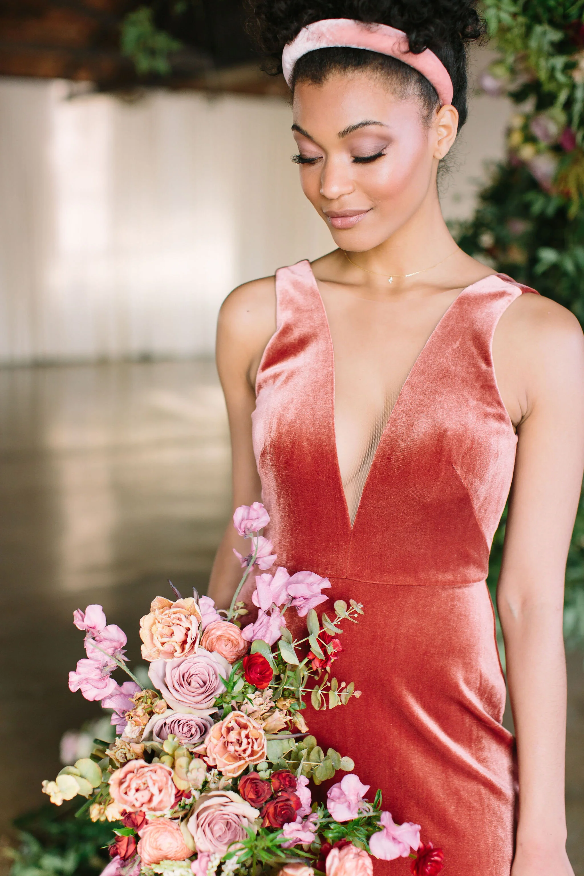 An intimate installation intensive at The Saint Elle in Nashville. Students learned how to create and build 3 different kinds of installations. Featured here a colorful bouquet filled with brownie tulips, rust ranunculus, marsala spray roses, purple…