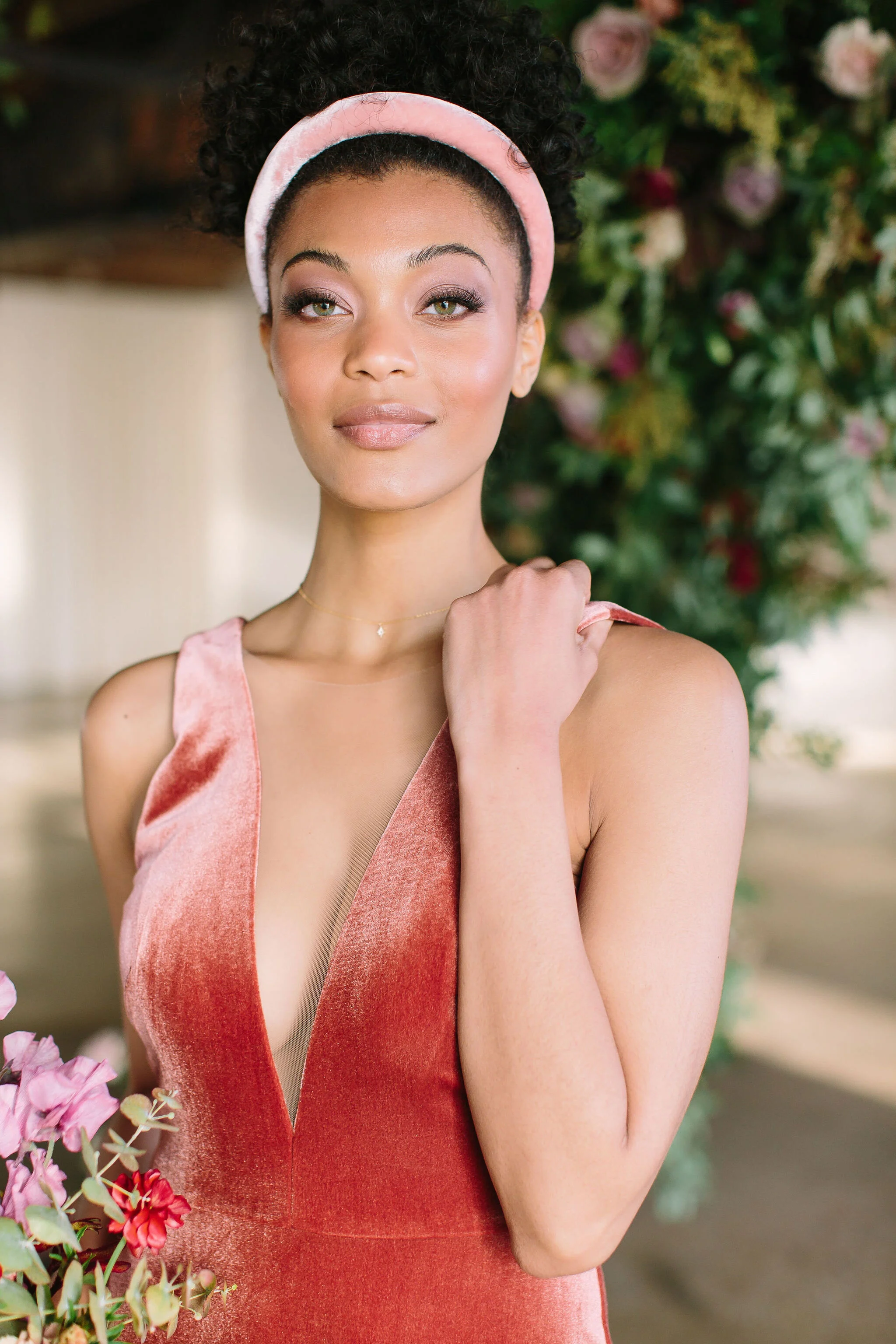 An intimate installation intensive at The Saint Elle in Nashville. Students learned how to create and build 3 different kinds of installations. Featured here a colorful bouquet filled with brownie tulips, rust ranunculus, marsala spray roses, purple…