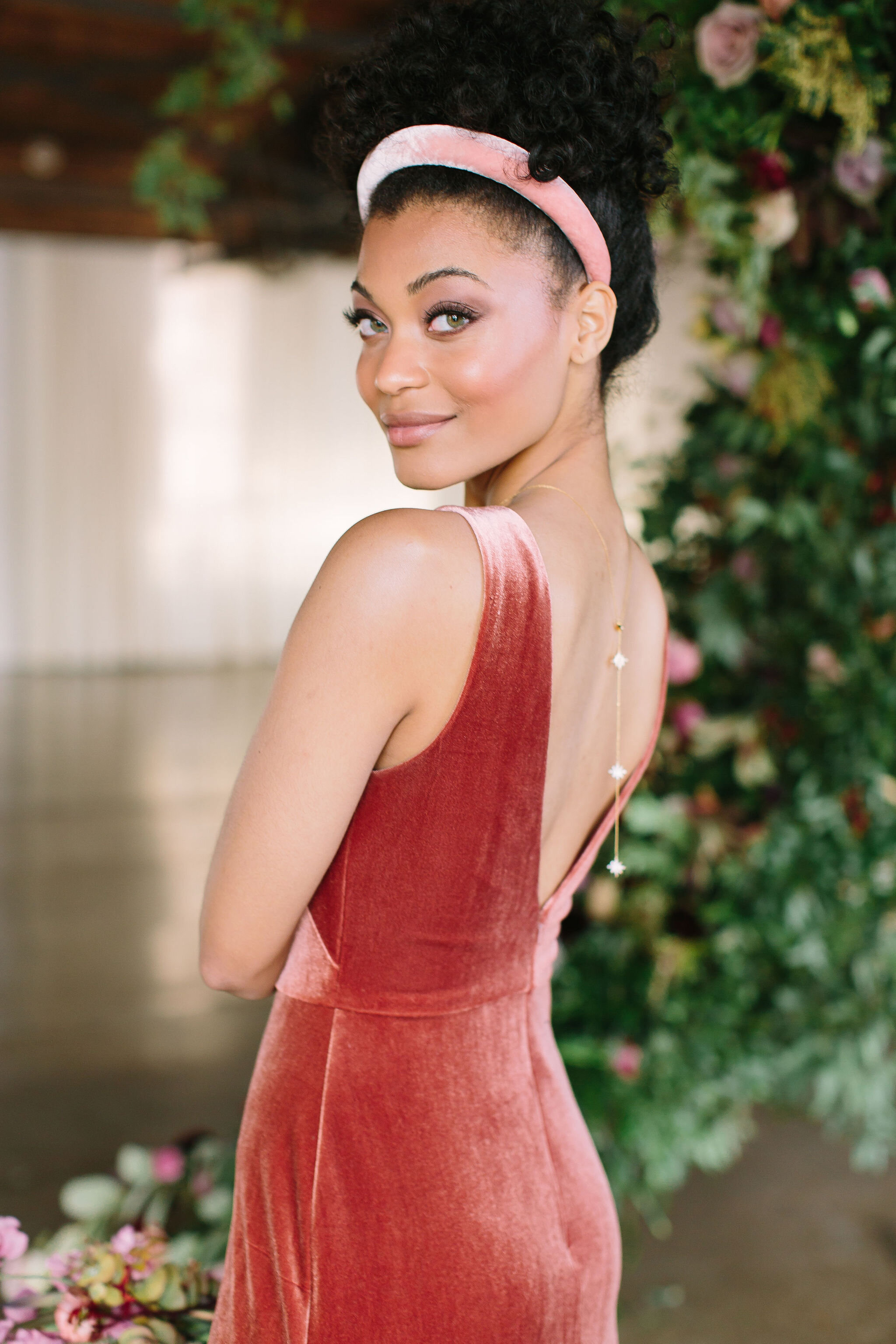 An intimate installation intensive at The Saint Elle in Nashville. Students learned how to create and build 3 different kinds of installations over the course of the day. Featured here is the Burnt Amethyst color palette. Hosted and designed by flor…