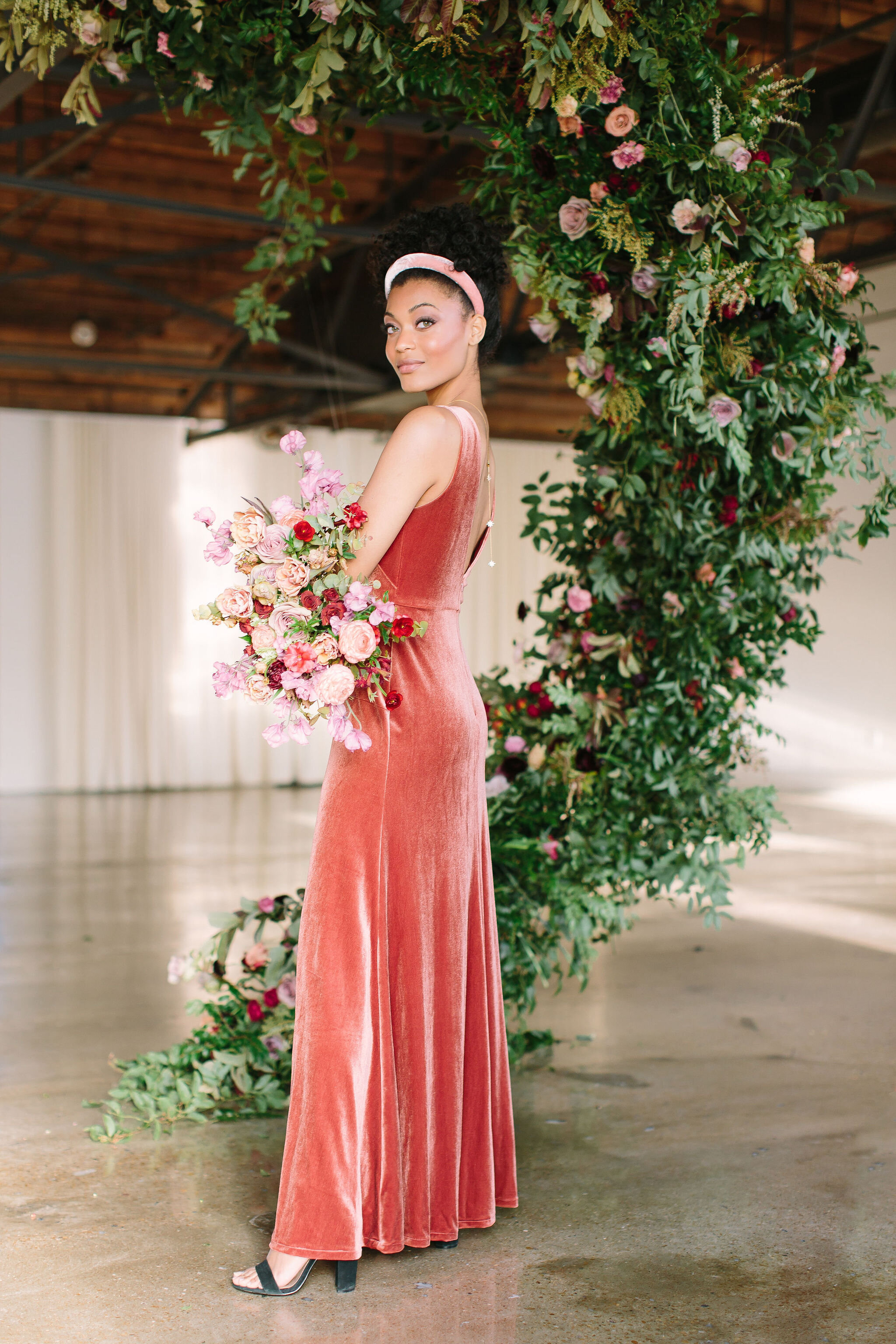An intimate installation intensive at The Saint Elle in Nashville. Students learned how to create and build 3 different kinds of installations. This spiraling install is filled with rust, plum, and terracotta flowers including toffee and lavender ro…