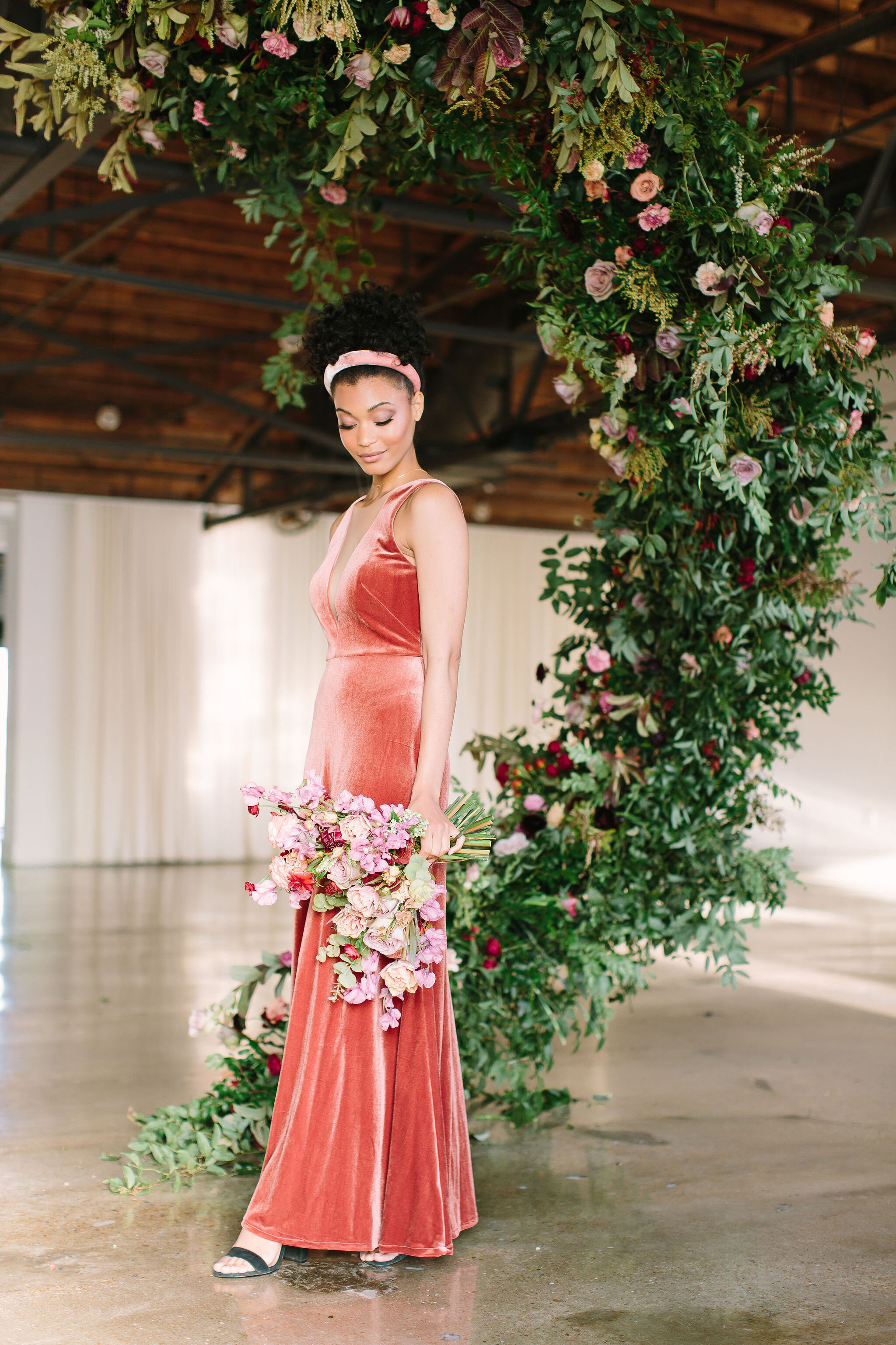 An intimate installation intensive at The Saint Elle in Nashville. Students learned how to create and build 3 different kinds of installations over the course of the day. Featured here is the Burnt Amethyst installation and bridal bouquet.Hosted and…