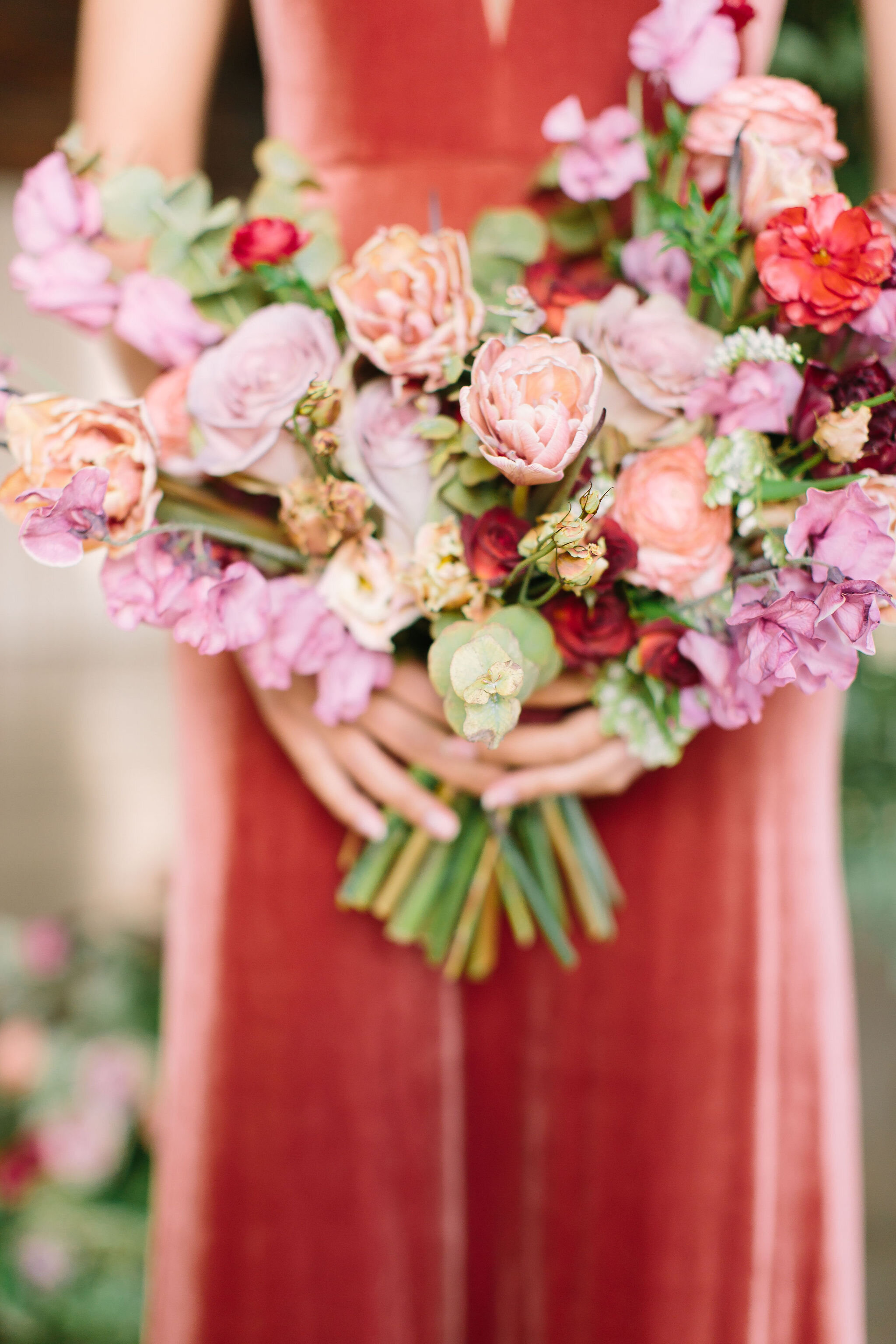 An intimate installation intensive at The Saint Elle in Nashville. Students learned how to create and build 3 different kinds of installations. Featured here a colorful bouquet filled with brownie tulips, rust ranunculus, marsala spray roses, purple…