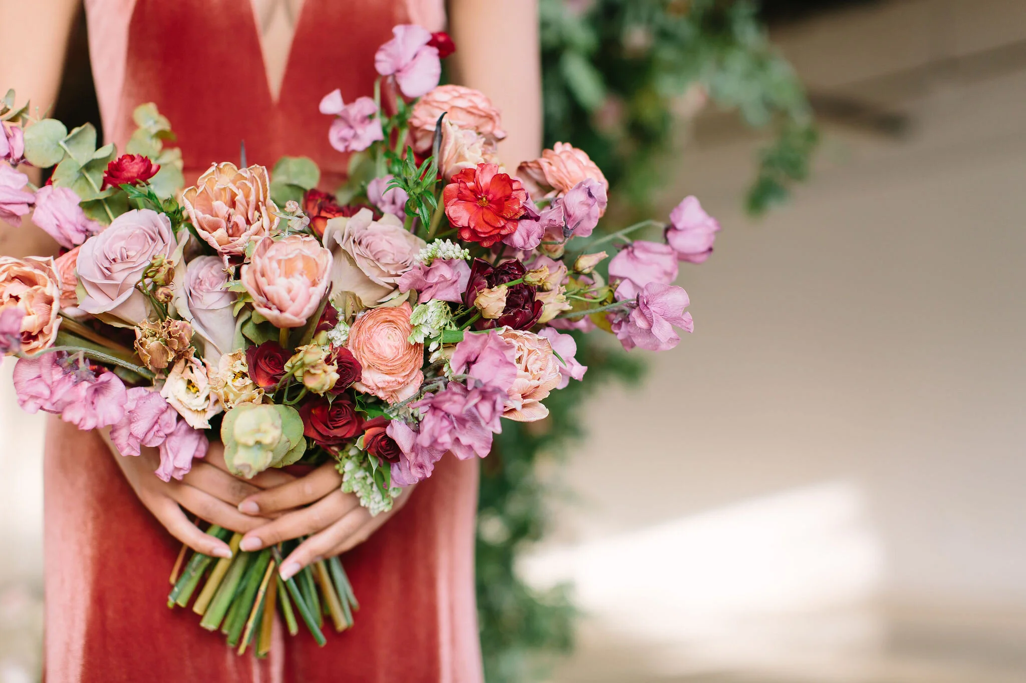 An intimate installation intensive at The Saint Elle in Nashville. Students learned how to create and build 3 different kinds of installations. Featured here a colorful bouquet filled with brownie tulips, rust ranunculus, marsala spray roses, purple…
