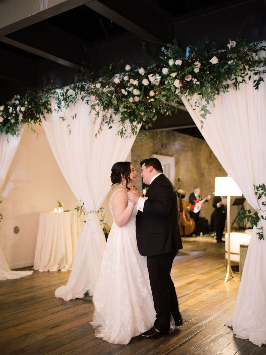 A growing installation of blush and ivory garden roses, white ranunculus, creamy spray roses, delicate eriostemon and lush greenery separated the reception area from the lounge area at the Cordelle. Designed by florist Rosemary & Finch in Nashville,…