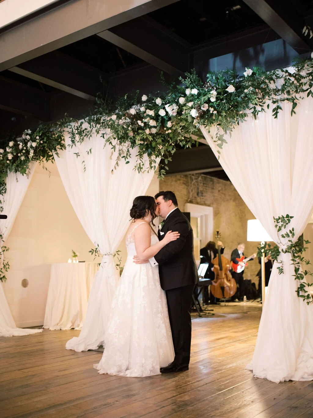 A growing installation of blush and ivory garden roses, white ranunculus, creamy spray roses, delicate eriostemon and lush greenery separated the reception area from the lounge area at the Cordelle. Designed by florist Rosemary & Finch in Nashville,…