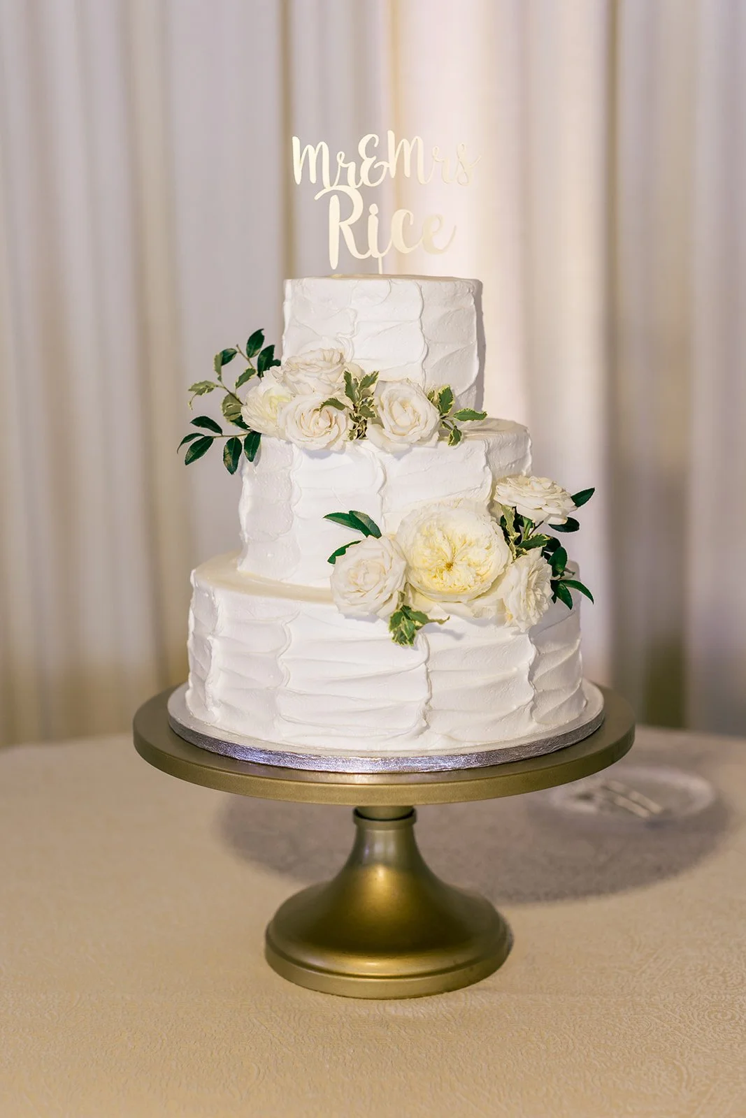 Classic white, cream, and blush wedding flowers. Florals composed of roses, ranunculus, Queen Anne’s lace, and greenery. Designed by Rosemary and Finch in Nashville, TN.