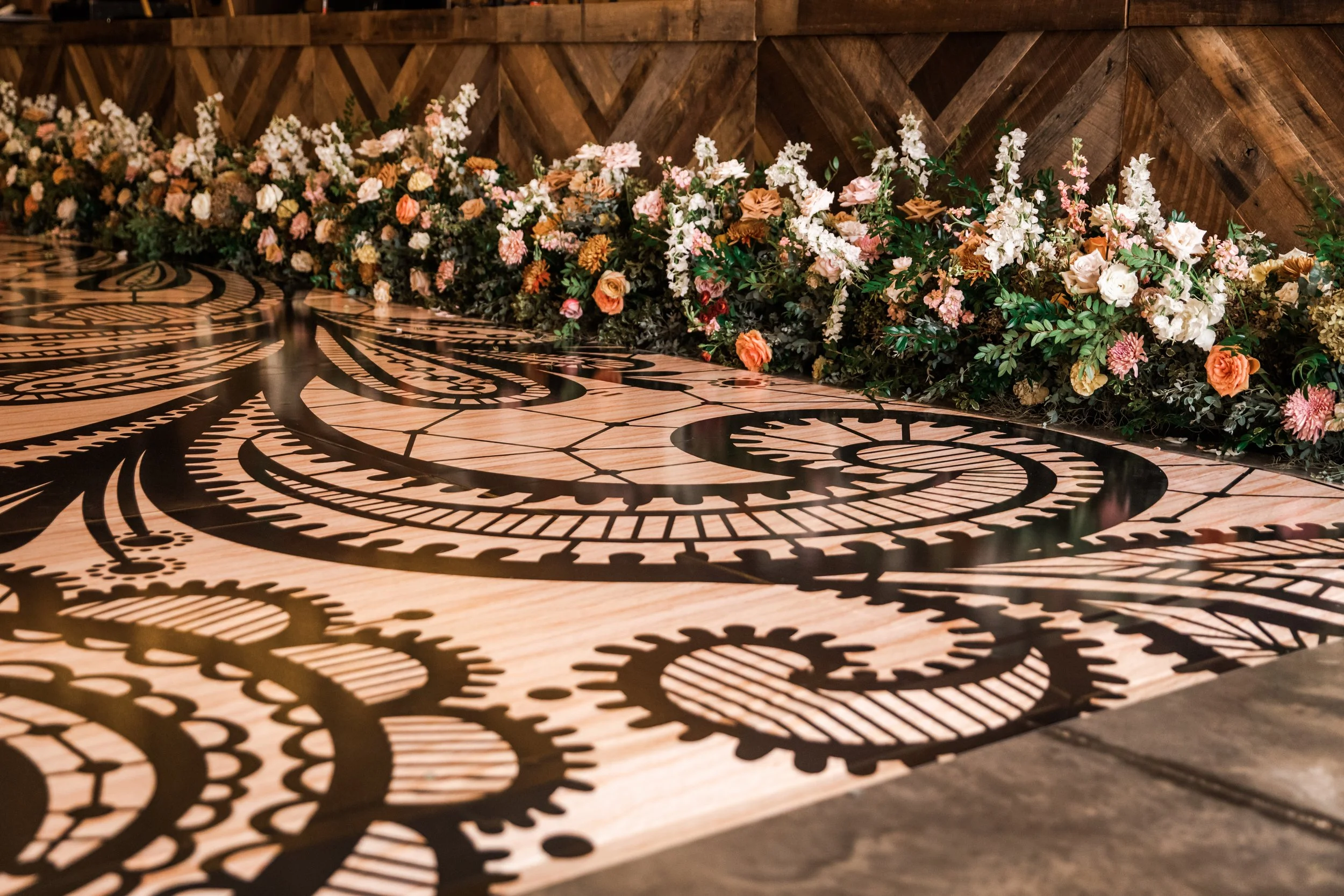 Lush floral hedges for fall wedding. Florals feature hues of terra cotta, blush, yellow, copper, and neutrals. Beautiful garden roses, dahlias, and fall florals highlight these arrangements. Design by Rosemary and Finch in N