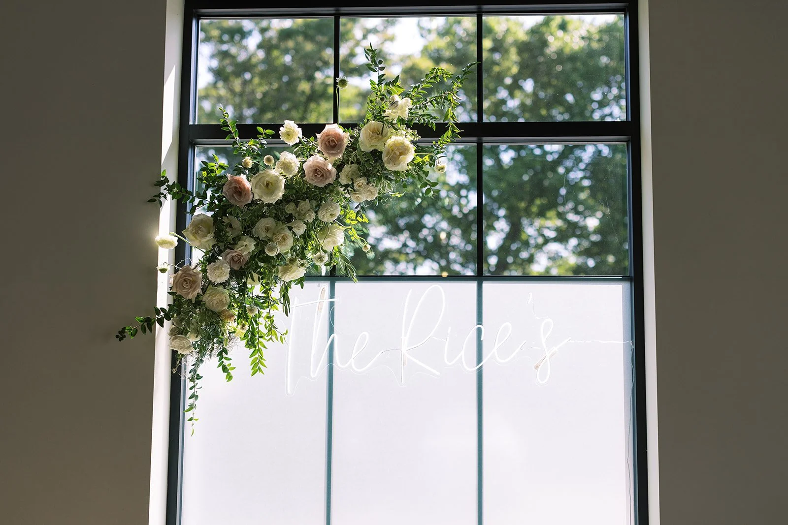 Classic white, cream, and blush wedding flowers. Florals composed of roses, ranunculus, Queen Anne’s lace, and greenery. Designed by Rosemary and Finch in Nashville, TN.