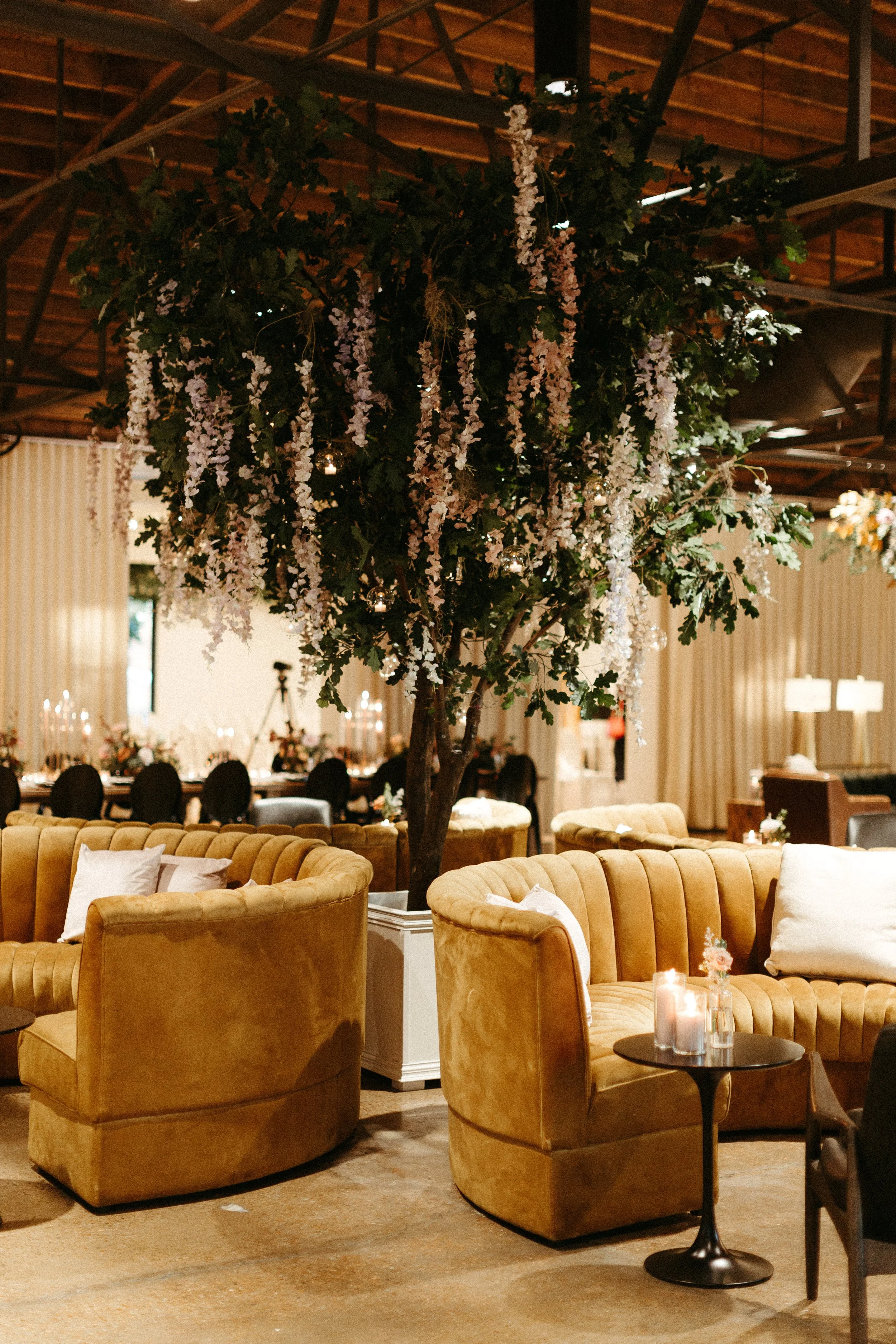 Stunning floral installations bring warmth to this Great Gatsby inspired wedding with florals of terra cotta, dusty pink, and burgundy hues. Petal heavy roses, wisteria, copper beech, and pink pampas grass accents. Designed by Rosemary and Finch in N