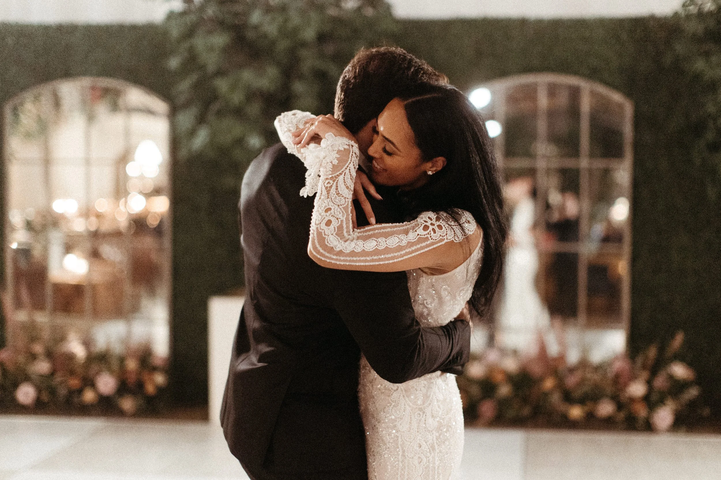 Stunning floral installations bring warmth to this Great Gatsby inspired wedding with florals of terra cotta, dusty pink, and burgundy hues. Petal heavy roses, wisteria, copper beech, and pink pampas grass accents. Designed by Rosemary and Finch in N