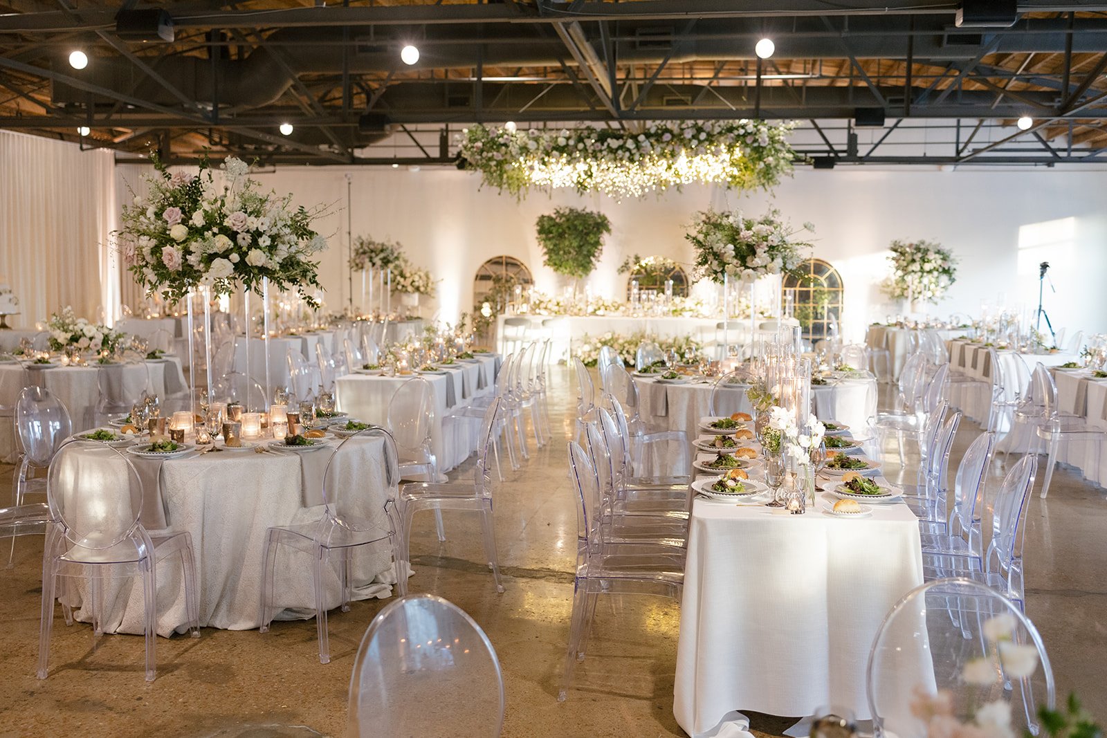 Classic white, cream, and blush wedding flowers. Florals composed of roses, ranunculus, Queen Anne’s lace, and greenery. Designed by Rosemary and Finch in Nashville, TN.