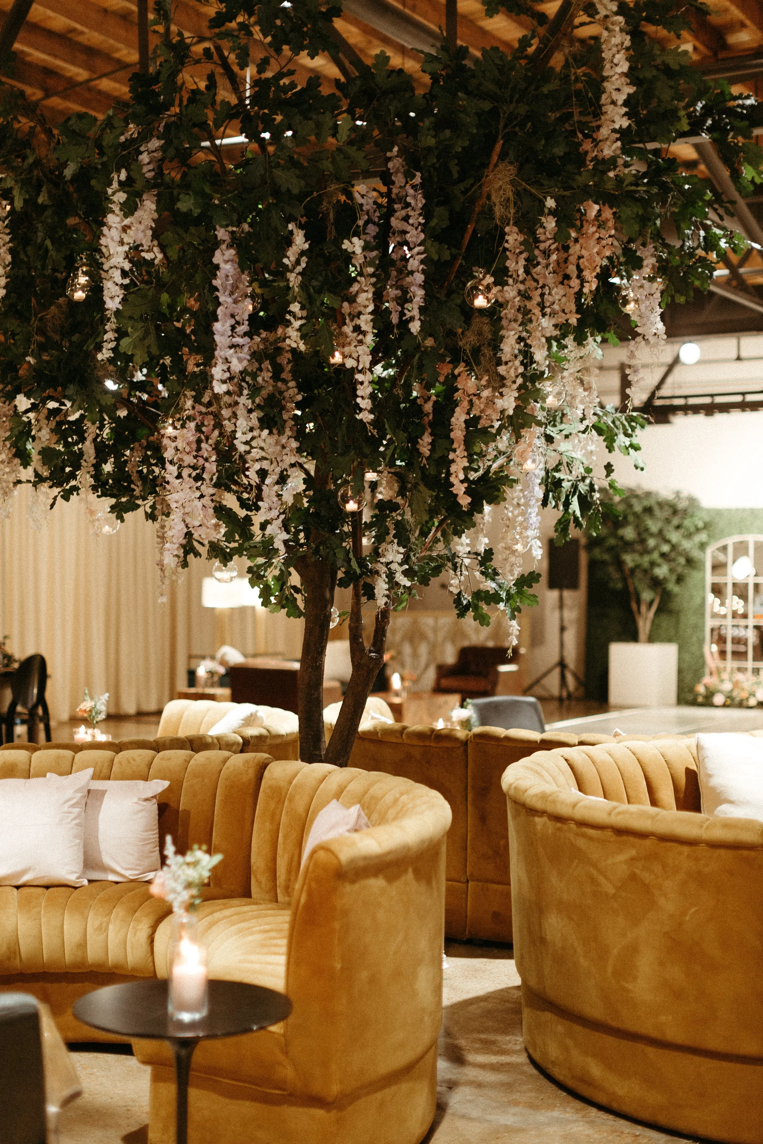 Stunning floral installations bring warmth to this Great Gatsby inspired wedding with florals of terra cotta, dusty pink, and burgundy hues. Petal heavy roses, wisteria, copper beech, and pink pampas grass accents. Designed by Rosemary and Finch in N