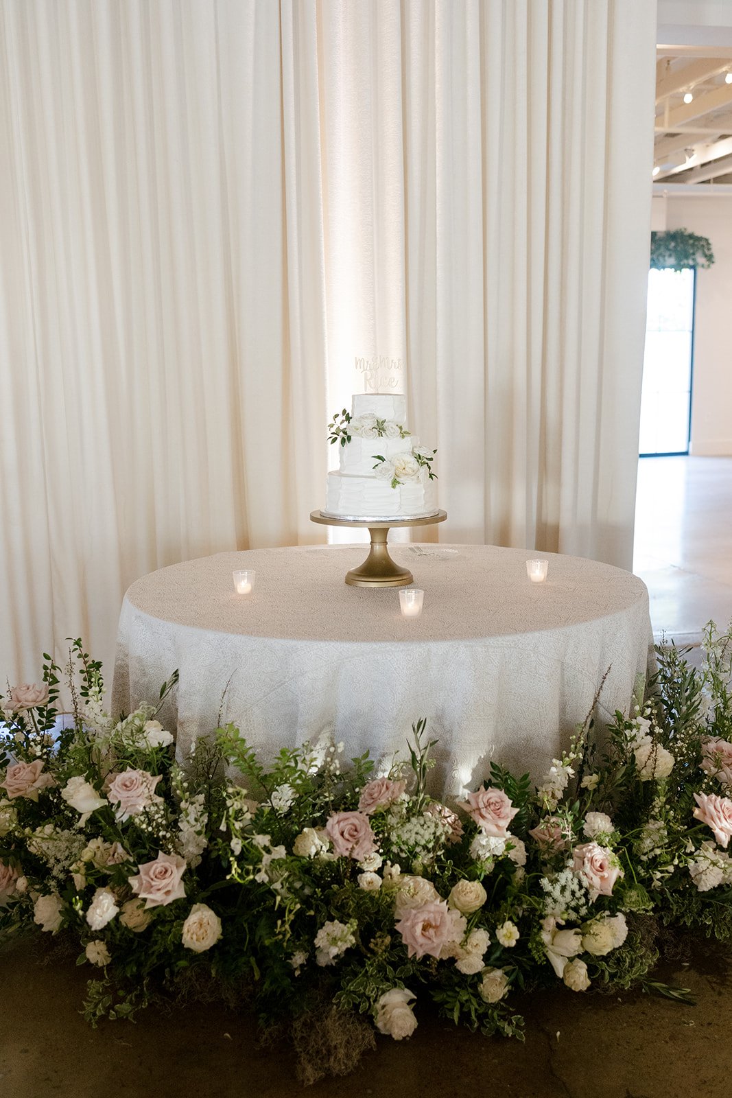 Classic white, cream, and blush wedding flowers. Florals composed of roses, ranunculus, Queen Anne’s lace, and greenery. Designed by Rosemary and Finch in Nashville, TN.