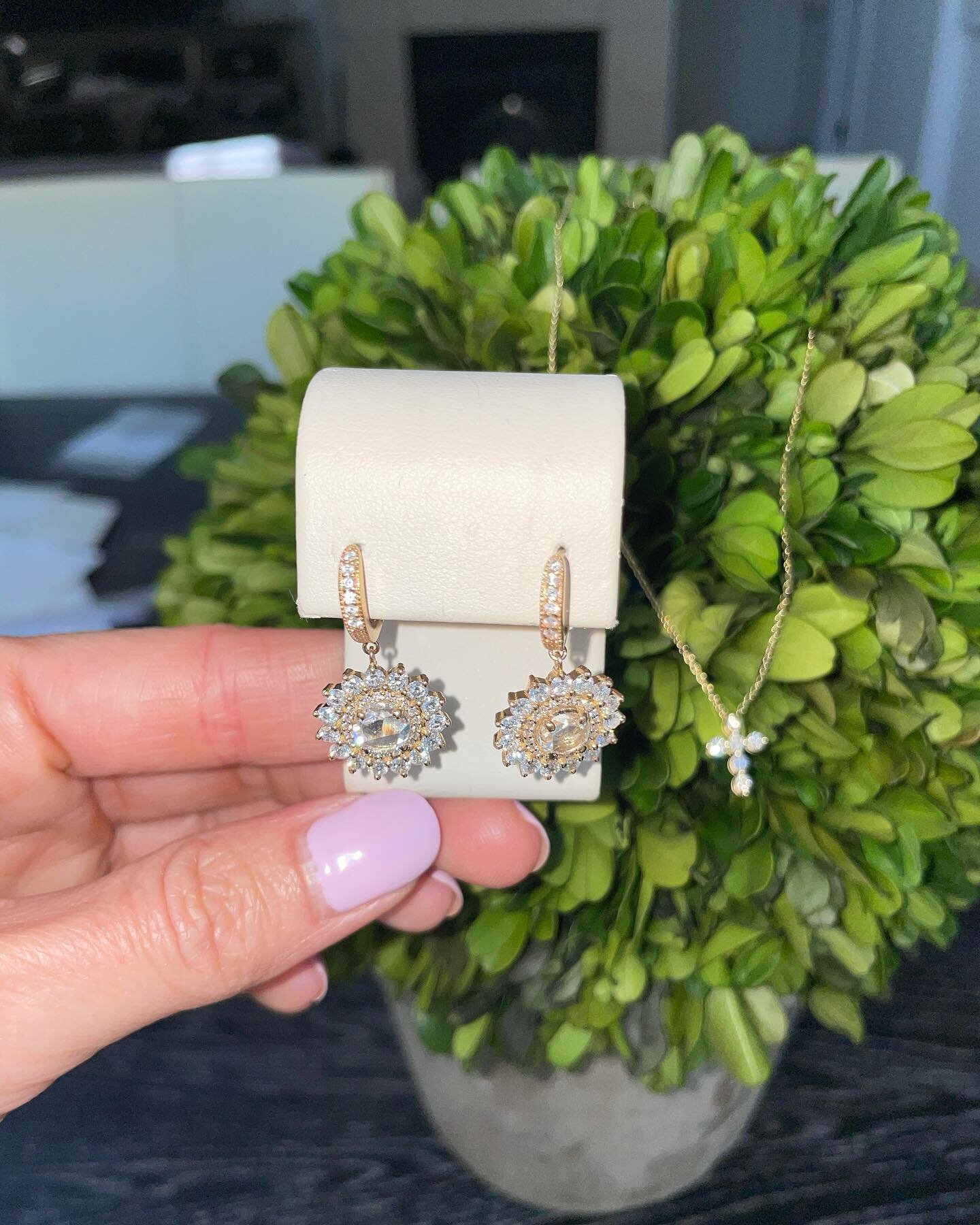 It&rsquo;s a beautiful sunny day here in so cal! Swipe right to see these sparkle ✨

#diamonds  #finejewelry #sparkle #style #luxury #luxuryfashion #instajewels #luxuryjewelry #jewels #finejewellery #highjewelery #forher #diamonds #diamondgirl #diamo