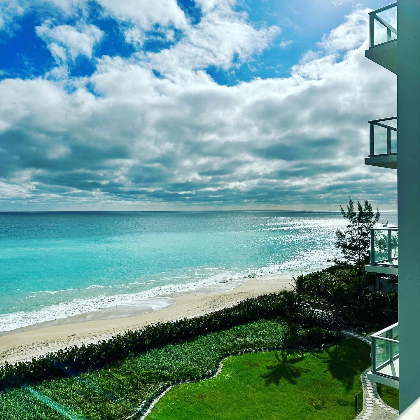 I guess if you have to go to work after a long holiday weekend, it might as well be with this view! Never gets old. #singerisland #thedesignerlife #ilovemyjob #southflorida #interiordesign