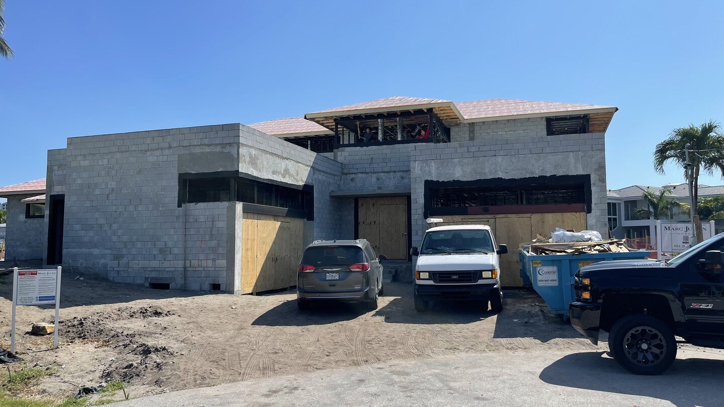 Custom home in Boca Raton coming along nicely. Outside will be a combination of stucco and two different claddings (porcelain wood and a metallic gray porcelain) with beautiful architectural and window details. Builder: @marcjulienhomes Architect: @b