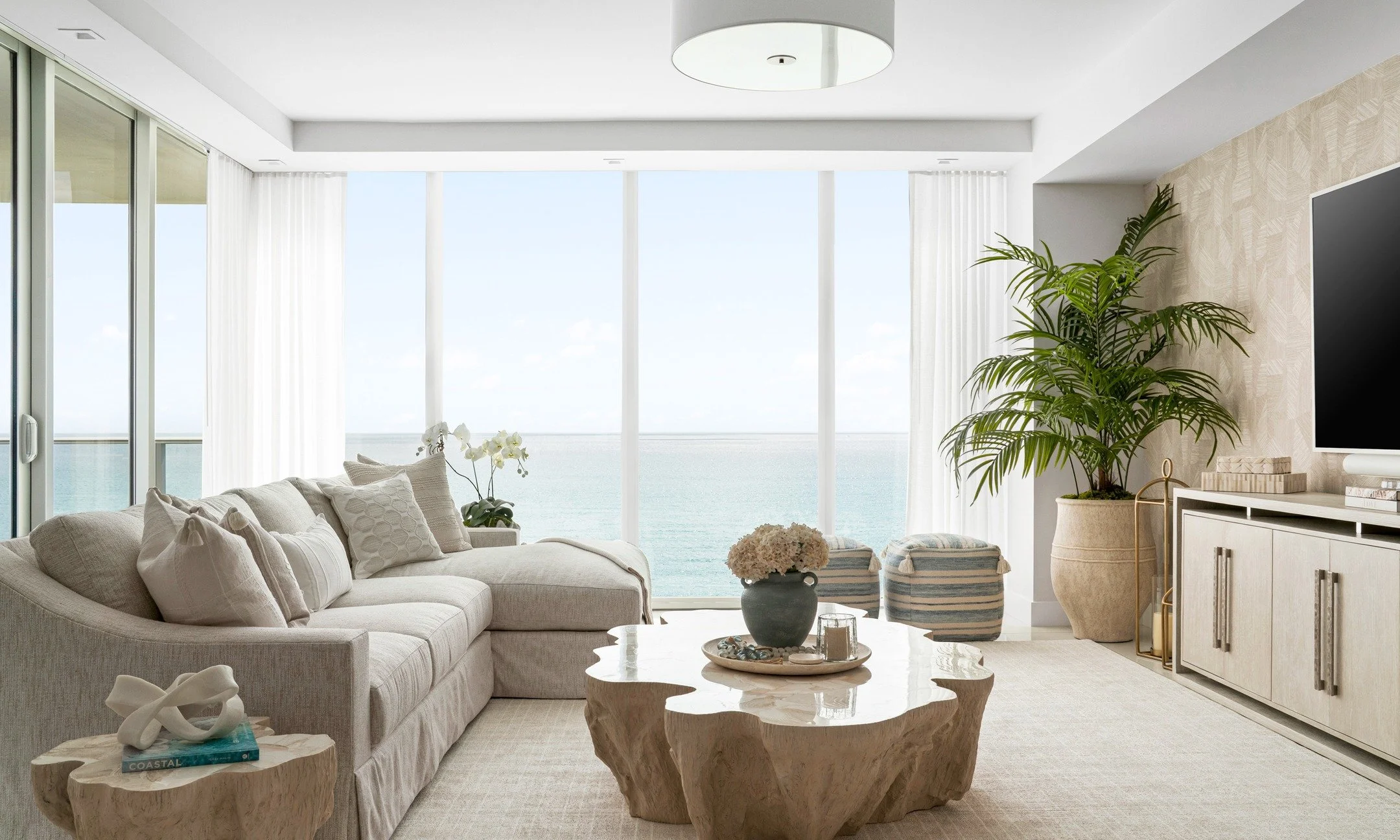 Who's ready for the weekend by the ocean?! Me!! @vanguardfurniture @palecekdesign @lexingtonhomebrands @ernesta_inc @artewalls #interiordesign #floridadesign #coastaldecor #ilovemyjob #wallcovering #neutraltones photo by @shelbycooperphotography