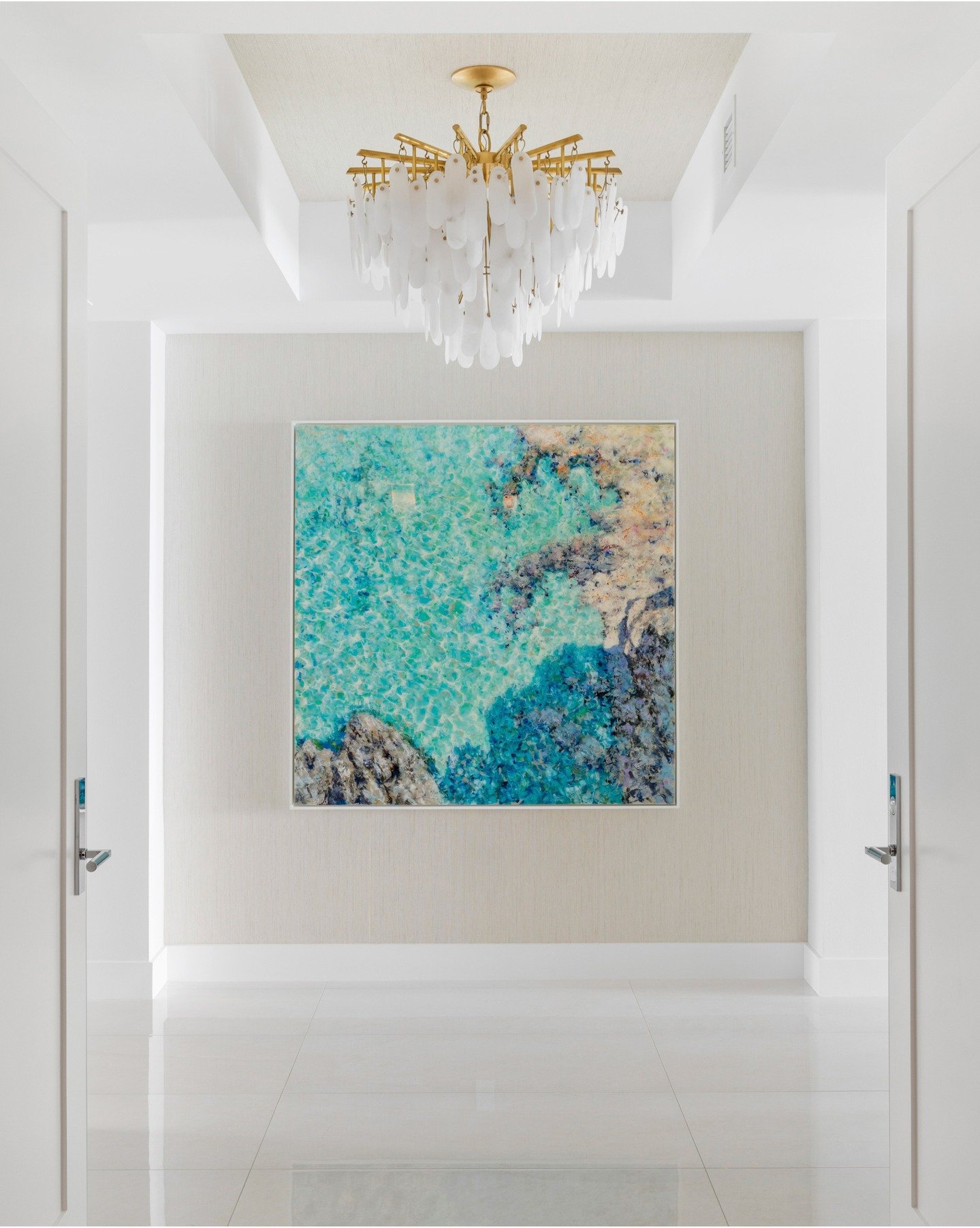 When you find the right chandelier for the perfect spot! @visualcomfort @shelbycooperphotography #interiordesign #floridadesign #southfloridadesign #singerisland #ilovemyjob #interiorphotography