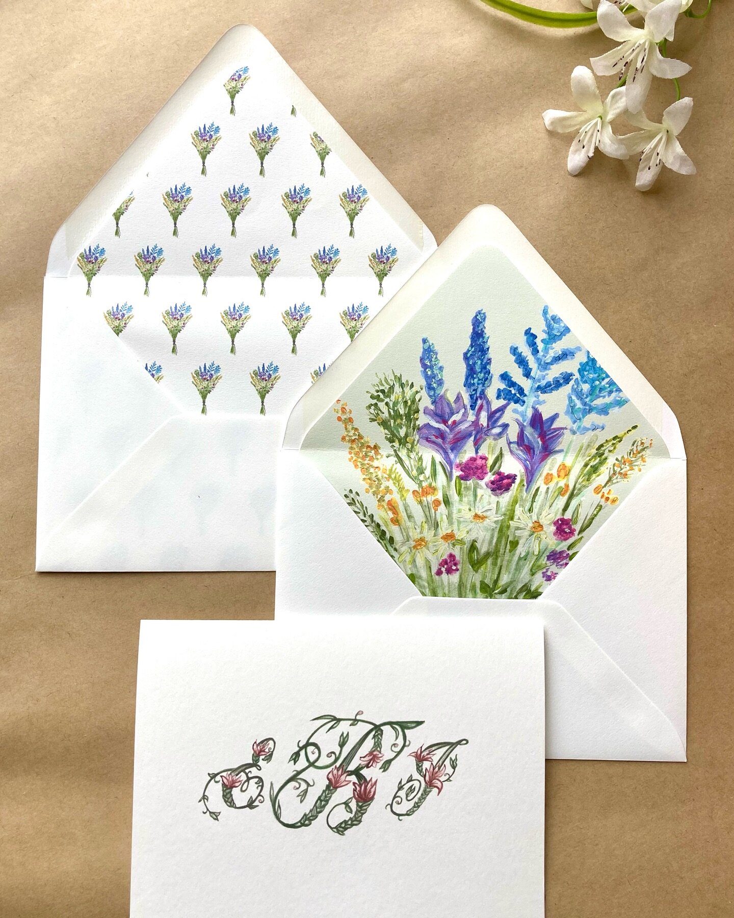 Little hints of spring are blooming, and color is back in the world again! Custom monogrammed stationery and lined envelopes calls for any and all spring colors to shine.

#custommonogram #customenvelopeliners #envelopeliner #customstationery #floral