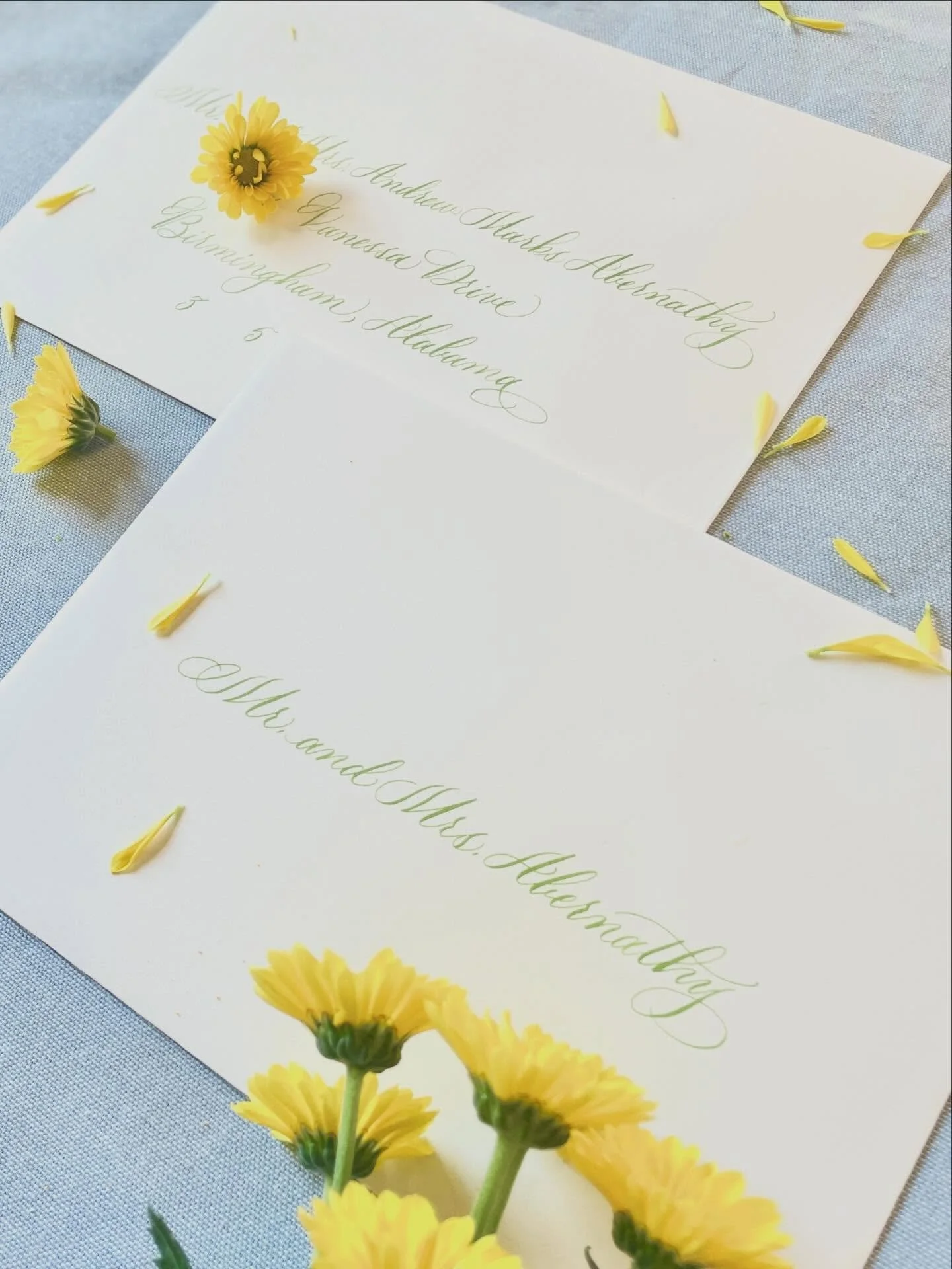 Yellow tints everywhere! Spring is in the air! Give me all the color and happy vibes💛

#calligraphy #calligrapher #envelopecalligraphy #weddingcalligraphy #wedding