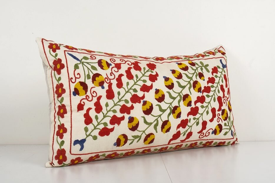 Turkish Suzani lumbar accent cushions creating the colorful pop throughout. Made in Turkey. One of a kind!

#textiles #lumbarpillow #suzani #turkishtextile #accentpillows #naturalhome #cottontextiles #homedecor #interiordesign