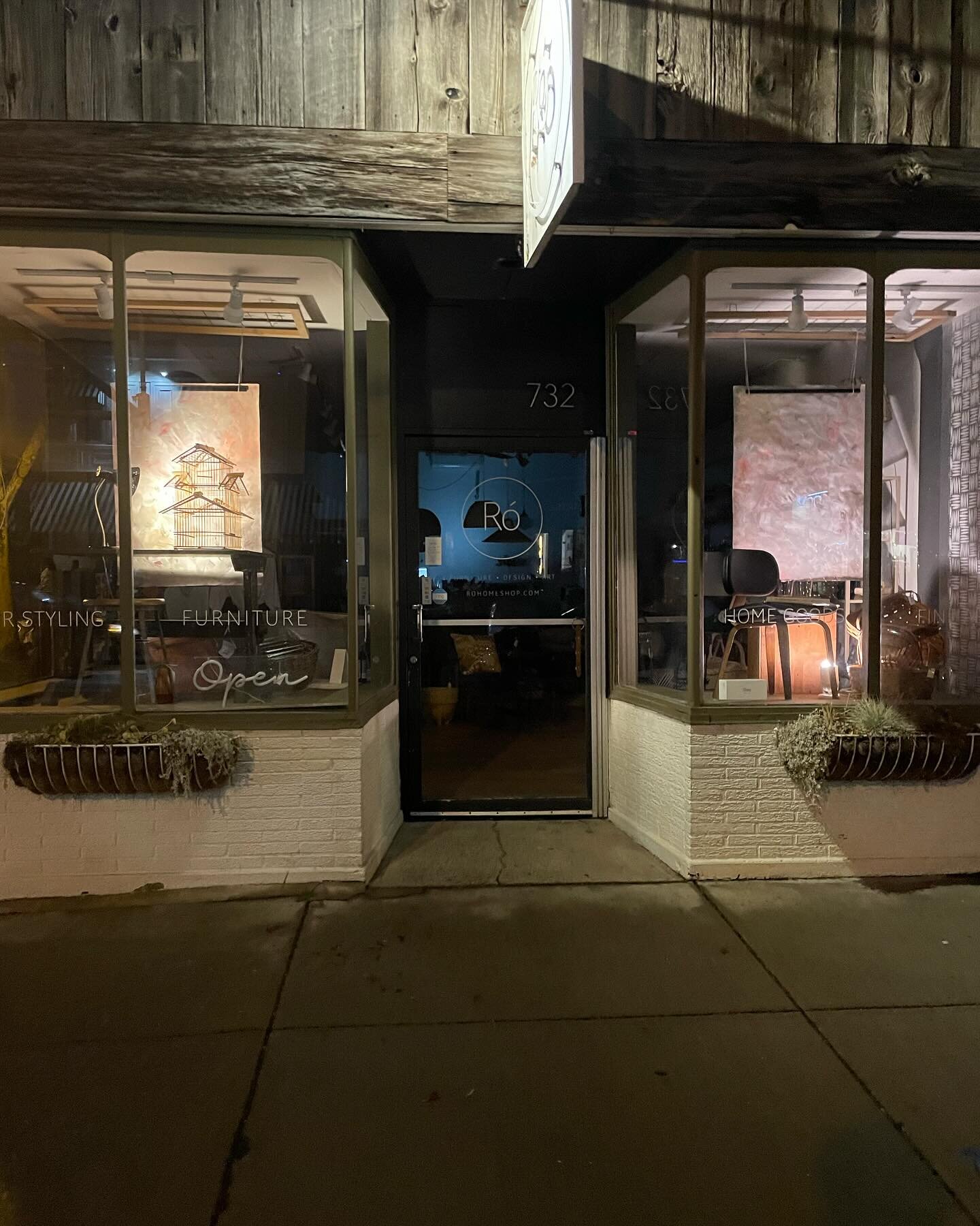 Evening windows.

#rohomeshop #shoplocal #windowdisplay #marchwindows #womenownedbusiness #elmwoodvillage #furniture #homedecor