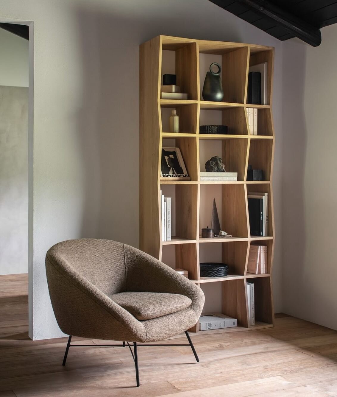 The Z rack in solid natural oak, one of our cherished favorites @ethnicraft 

Stop by and browse our catalogs for more from the collection✨

#solidwoodfurniture #modern #naturalwood #ethnicraft #handmade #zrack #shelving #officedesign #homedecor #ref