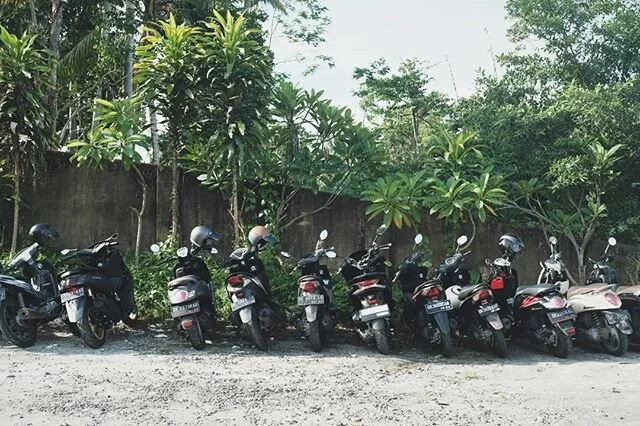 Mopeds are everywhere in Bali - best way to get around, especially when trying to snake your way down back roads to find the beach 🌊
#bali #indonesia #moped #fujifilm #fujix100f