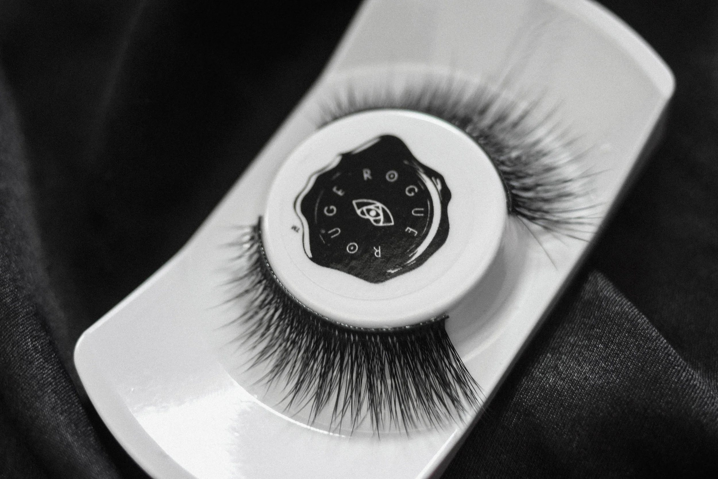 Ballerina Noir She dances like nobody’s watching, every movement beauty in the making. Graceful, yet her spirit is unbreakable – this tapered style is full of feminine glamour. With wispy length and evenly distributed volume, this style gives the illusion of a naturally fuller lash that will captivate.
