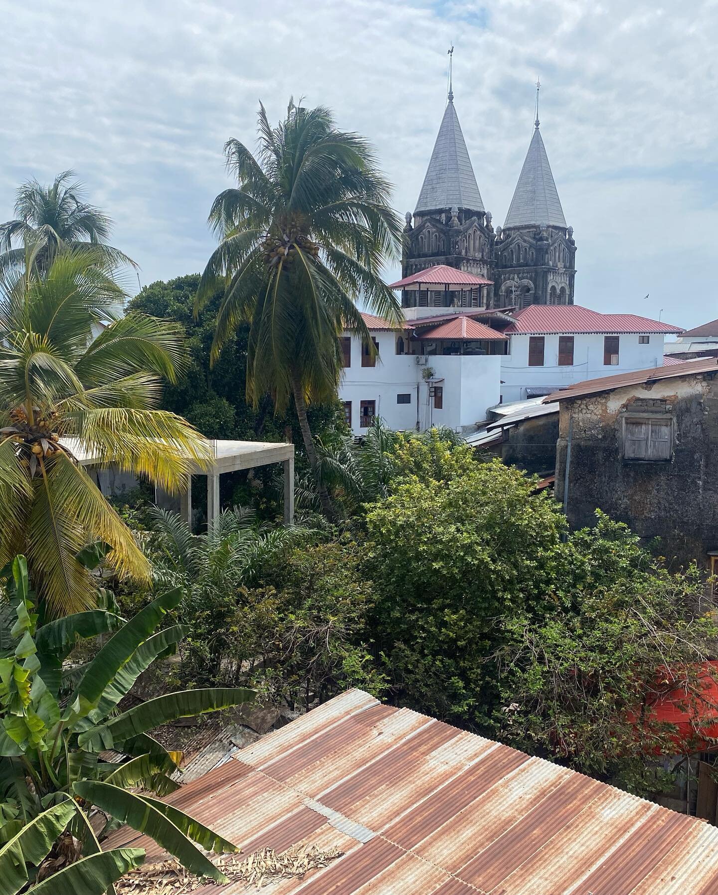 Zanzibar Island, Tanzania, Africa. 
🌴💘🌍. 

What a stunning spice island! Here&rsquo;s a few pics to sum up our time there. 

The ocean is such a glorious colour and temperature. 

It&rsquo;s a melting pot of cultures, cuisines and traditions. 

I 