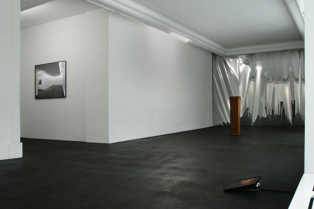 Darri Lorenzen In Point of Fact 2009 Mirror foil, silvered window film, vitrine socket, 3D-animation with live feed, lambda-print, light and sound installation Dimensions variable